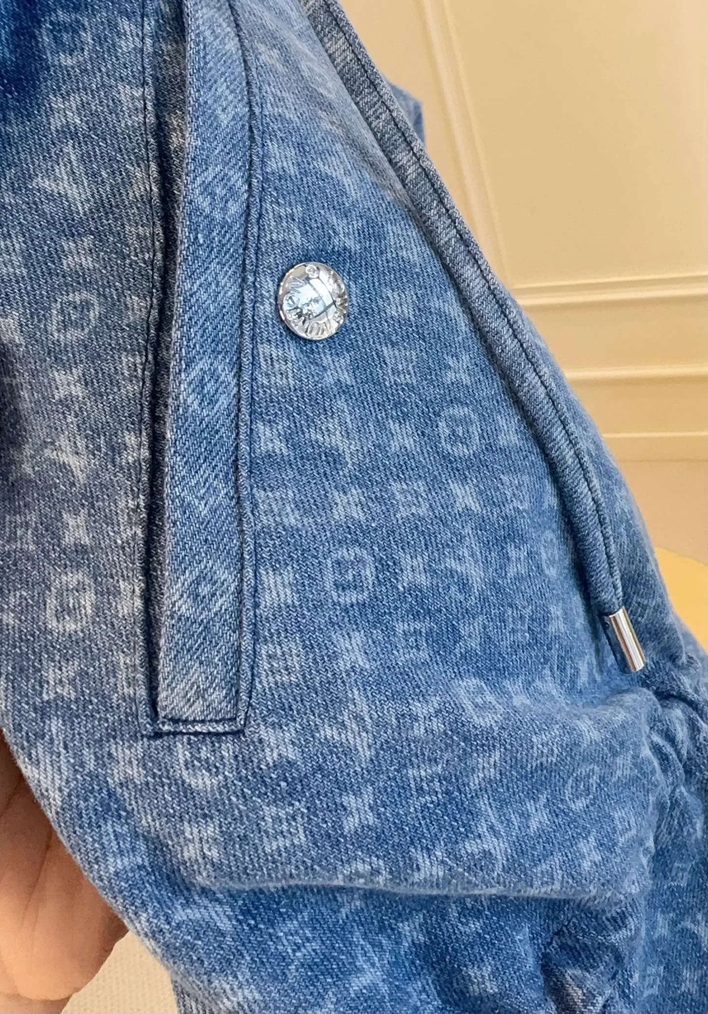 Куртки И Пуховики Женские Louis Vuitton 18405498