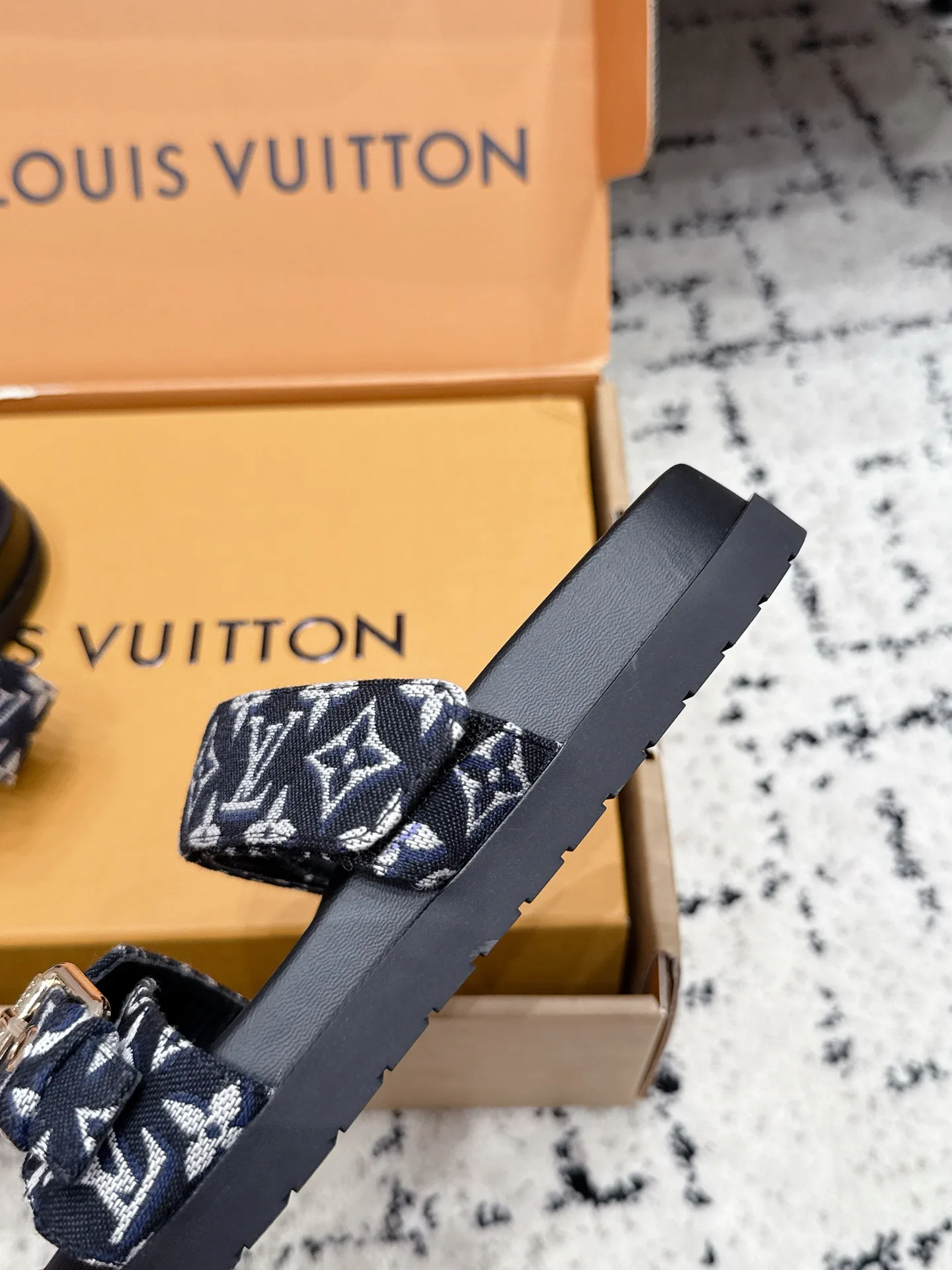 Шлепанцы Женские Louis Vuitton 17522814