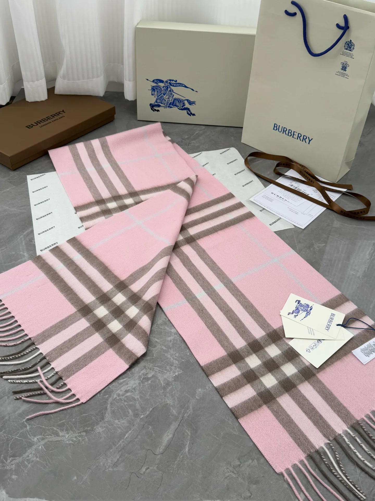 Шарфы Burberry 18675603