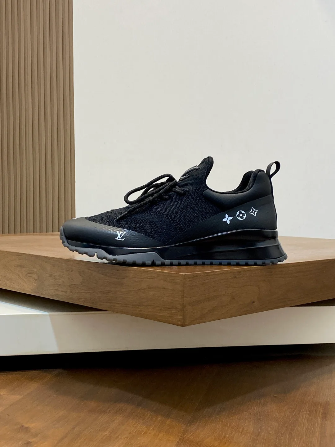 Кроссовки Мужские Louis Vuitton 18337596