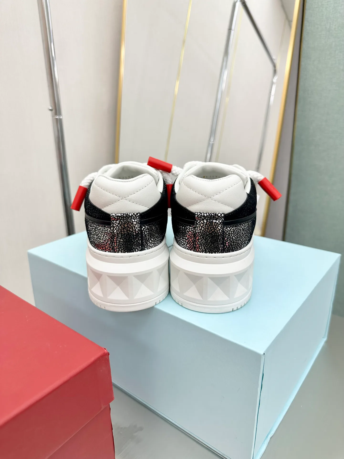 Кроссовки Женские Valentino 17904338