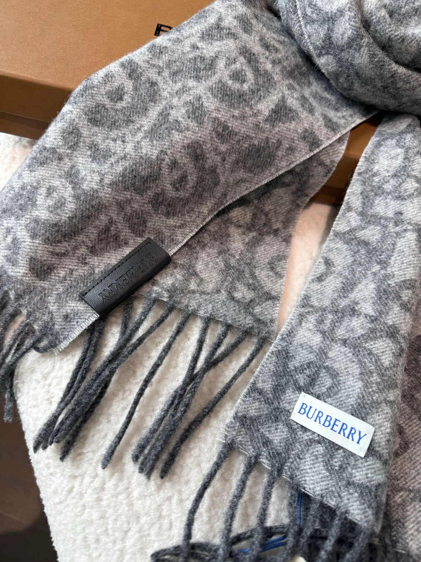 Шарфы Burberry 18002704