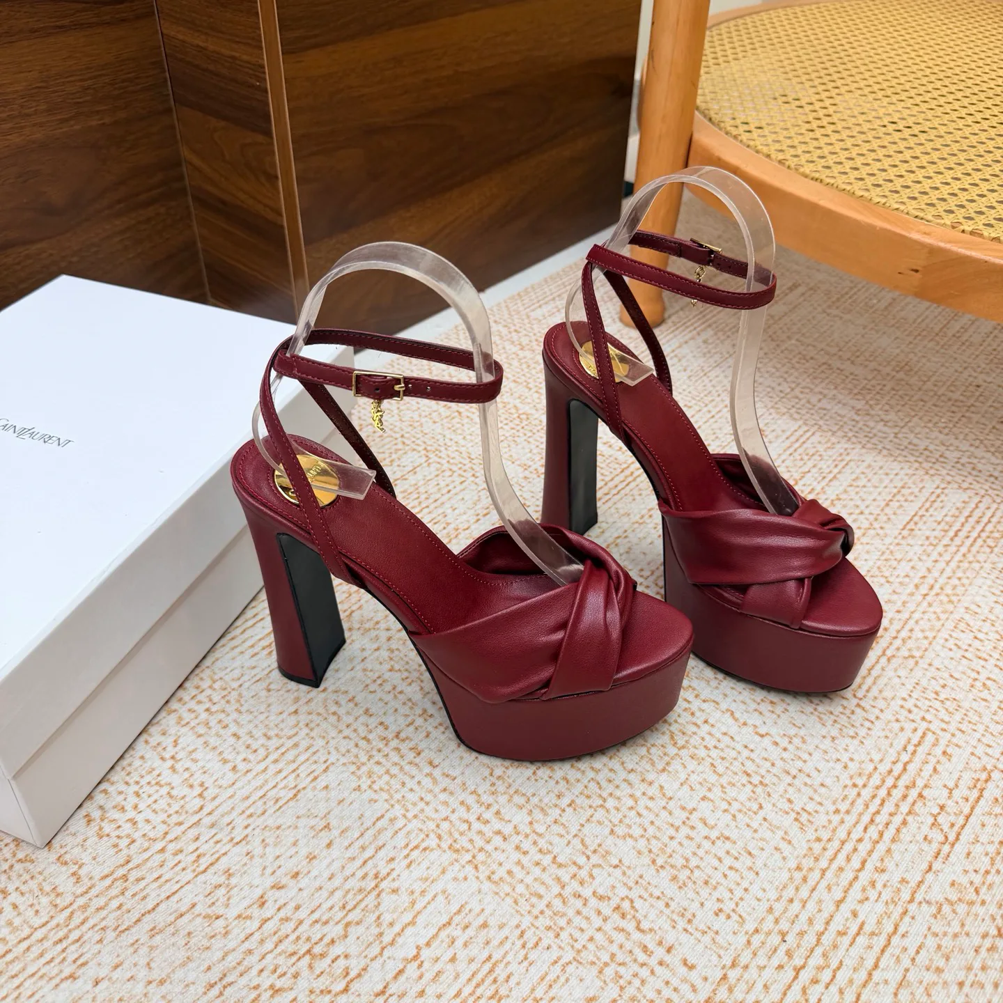Босоножки Женские Saint Laurent 18104667