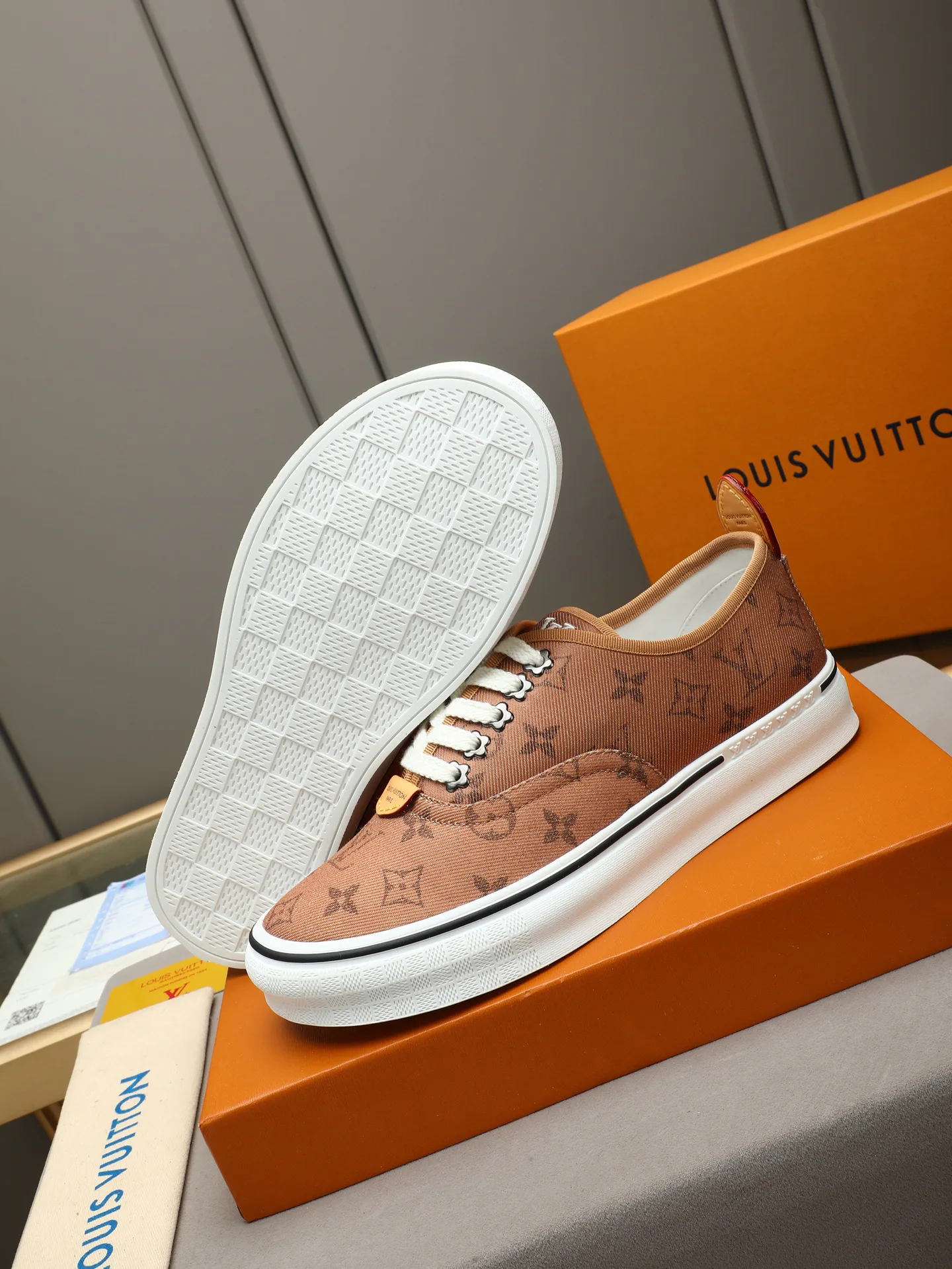 Кроссовки Женские Louis Vuitton 17947260