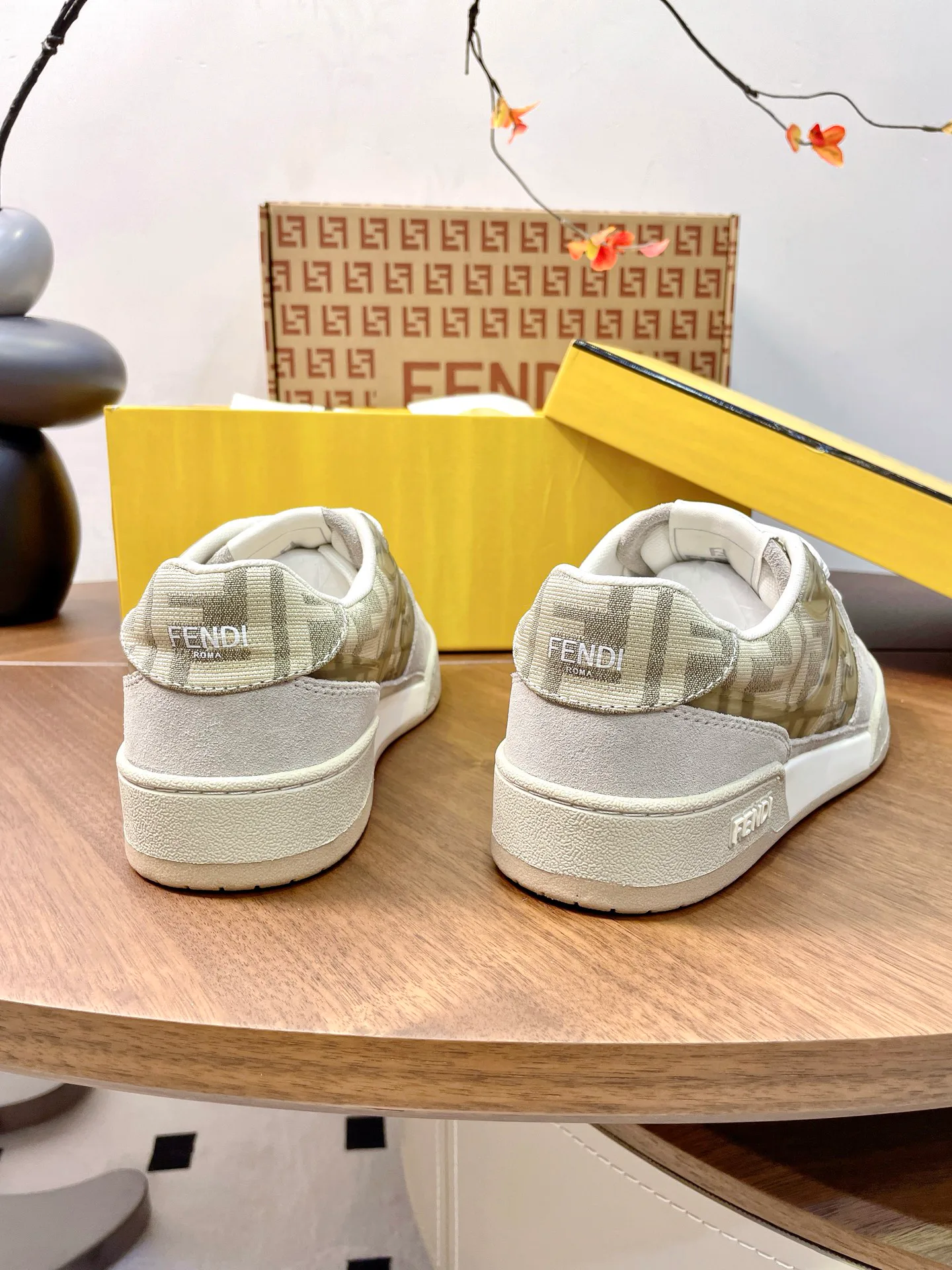 Кроссовки Женские Fendi 17957352