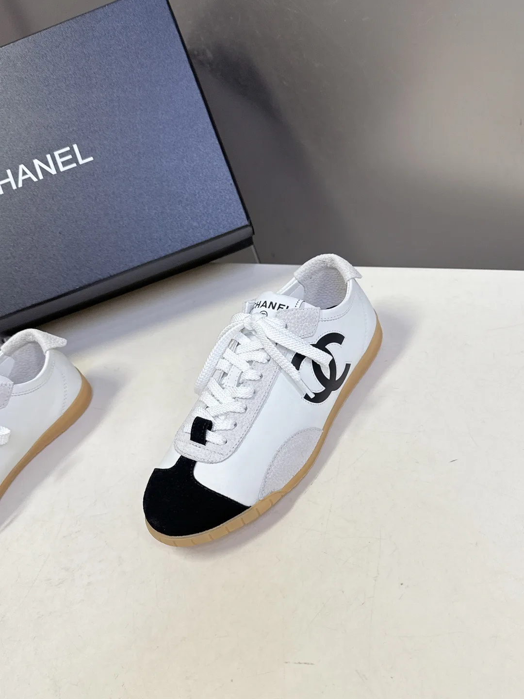 Кроссовки Женские Chanel 18703404
