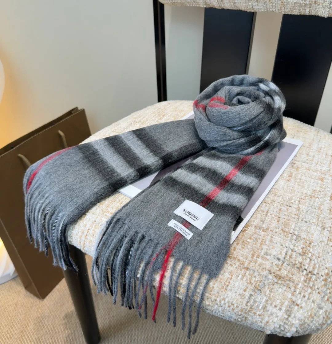 Шарфы Burberry 18449908