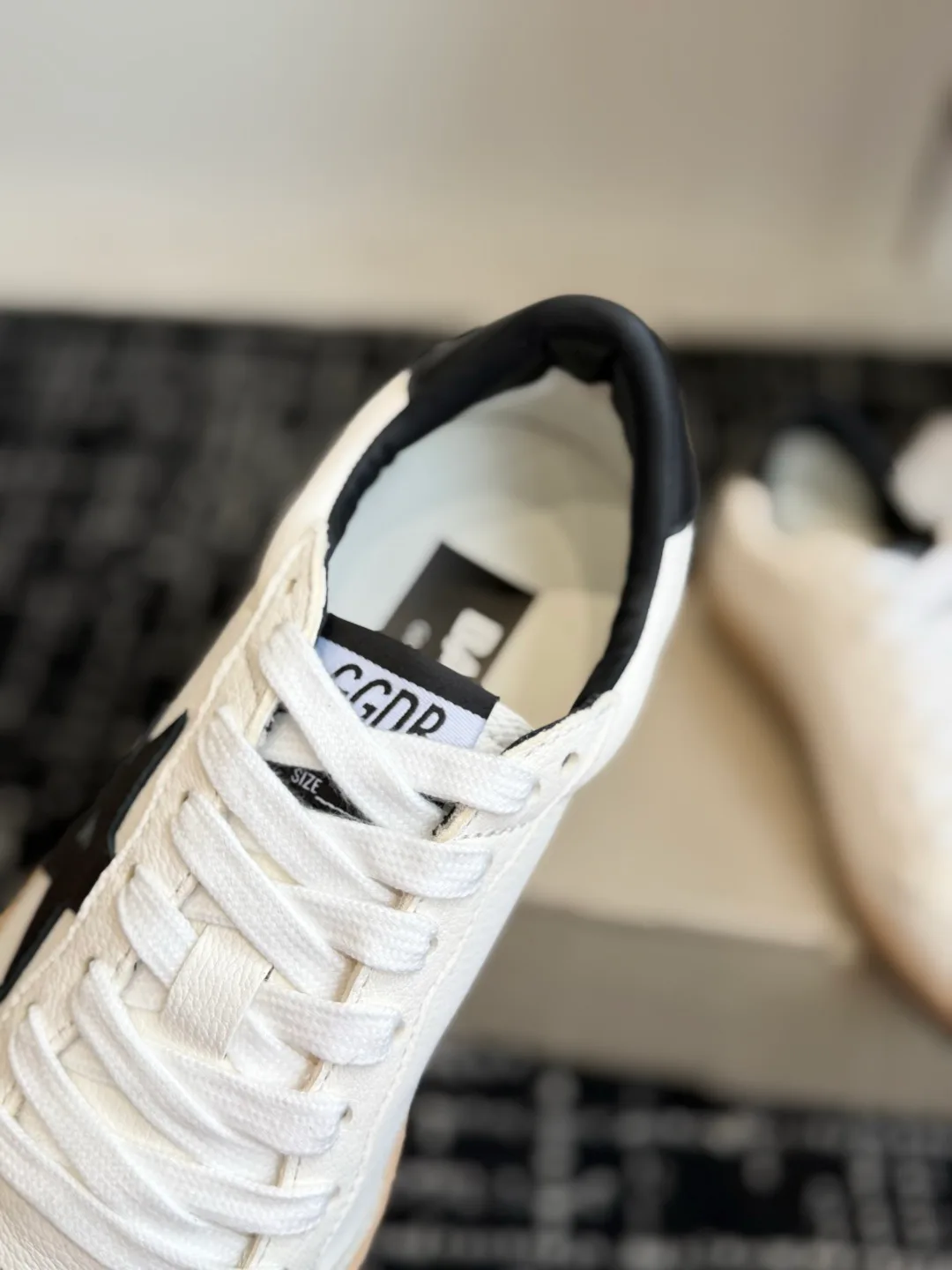 Кроссовки Женские Golden Goose 18305935
