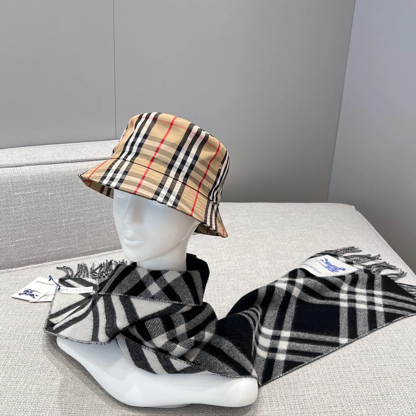 Шарфы Burberry 17945515