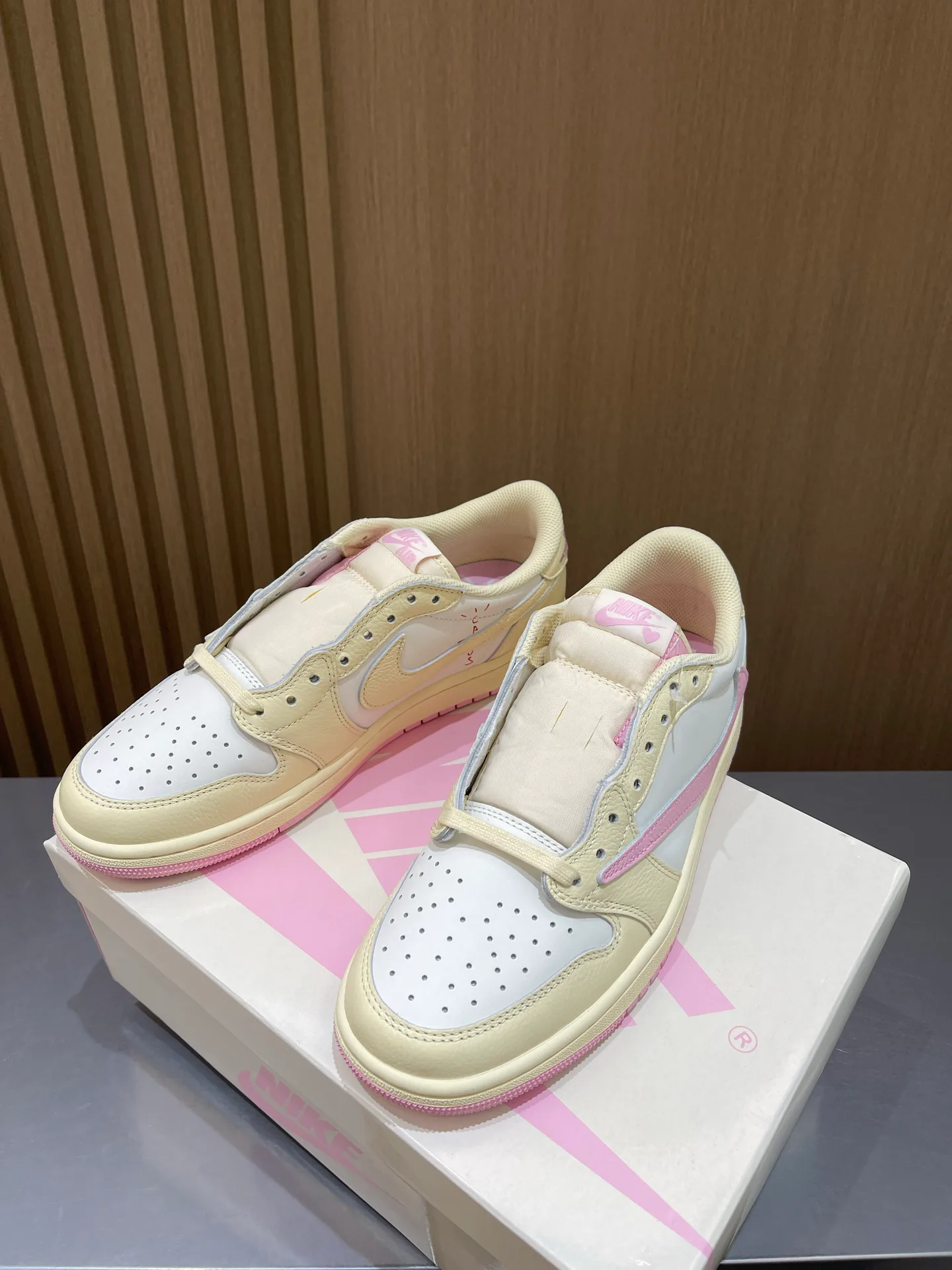 Кроссовки Женские Air Jordan 19539291