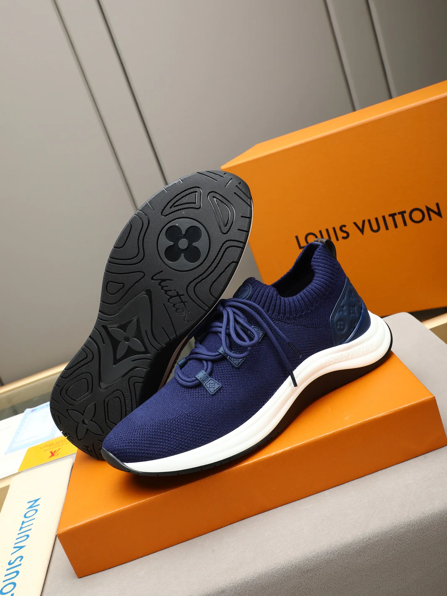 Кроссовки Женские Louis Vuitton 17947270