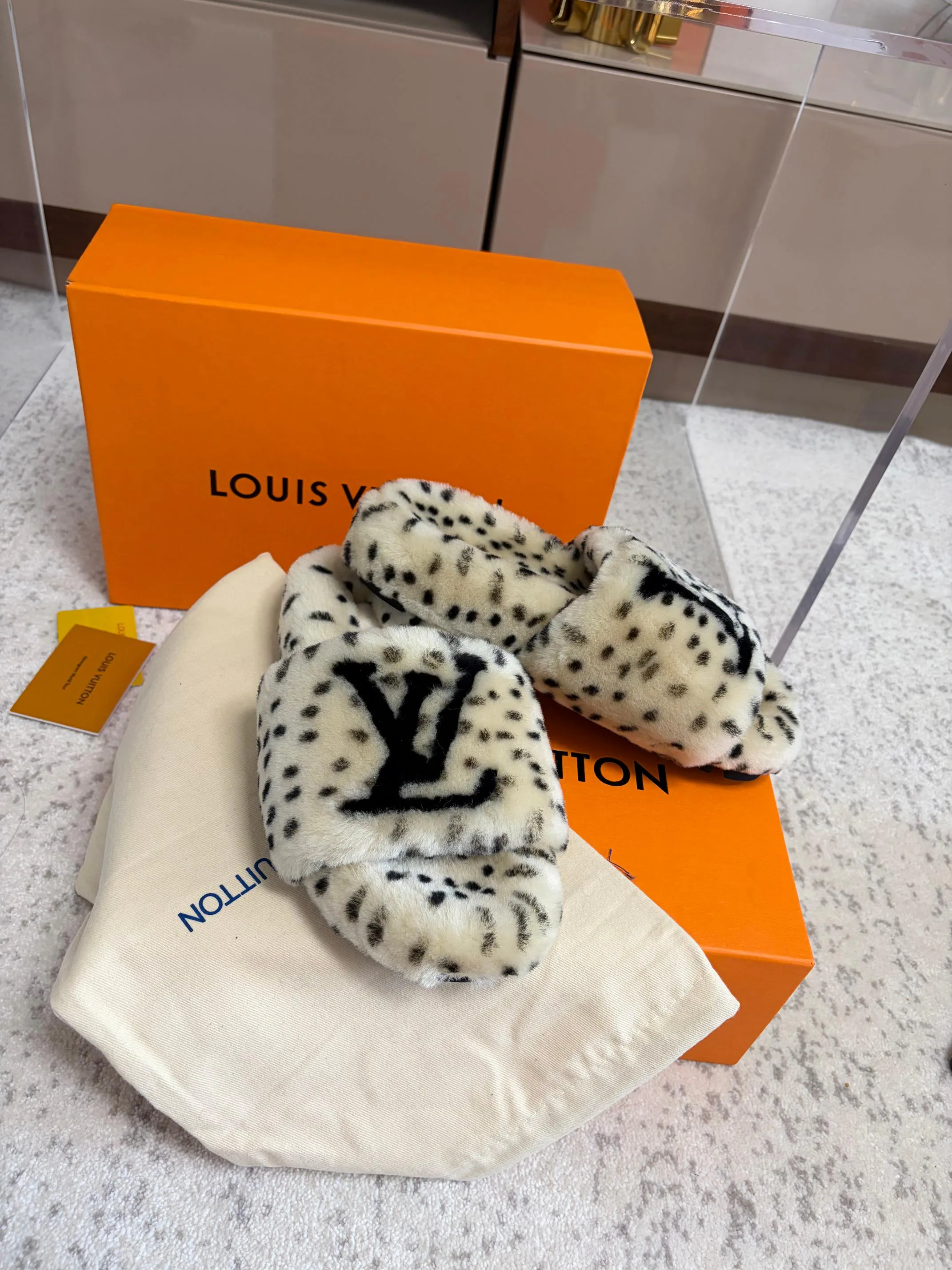 Тапочки Женские Louis Vuitton 18436103