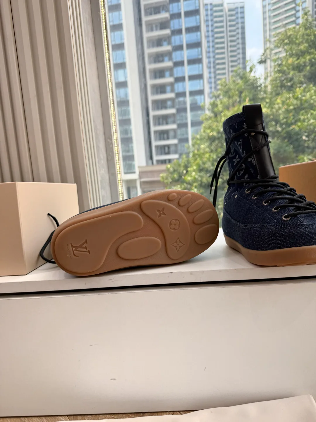 Кроссовки Женские Louis Vuitton 18727410