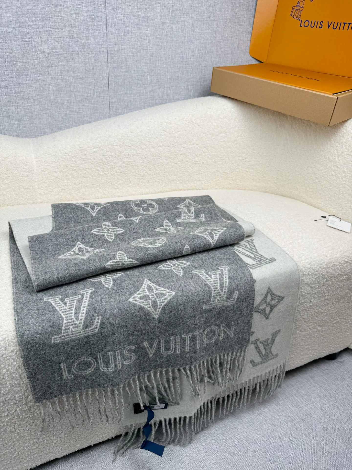 Шарфы Louis Vuitton 18574630