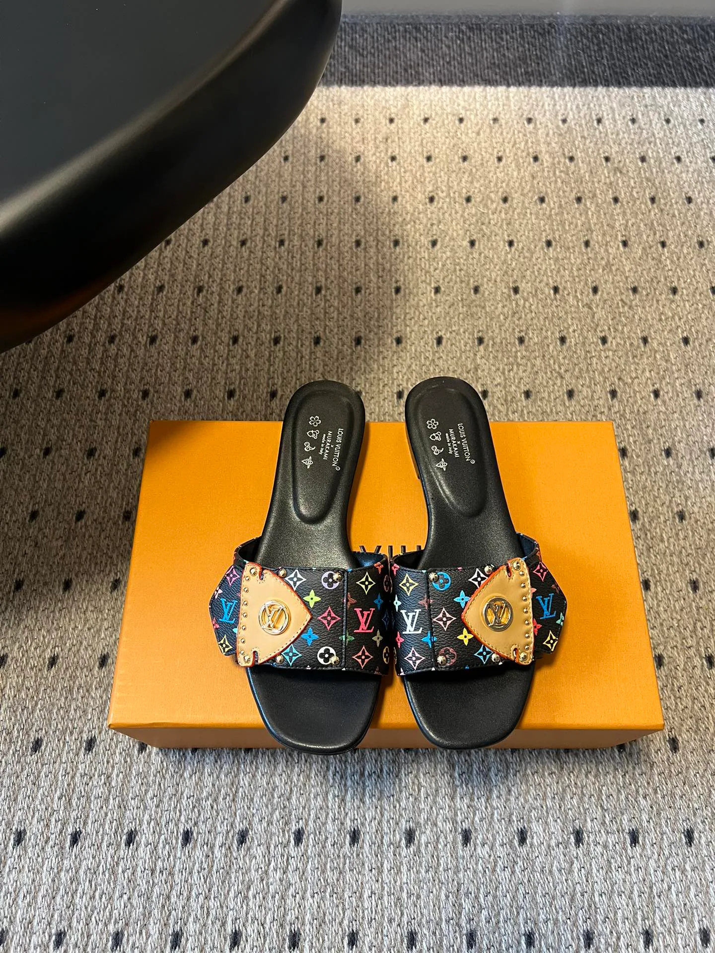 Шлепанцы Женские Louis Vuitton 11755110