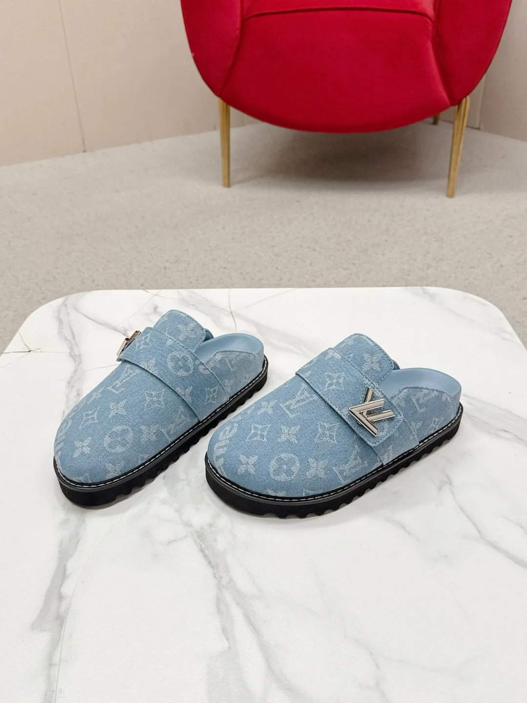 Тапочки Женские Louis Vuitton 1385734