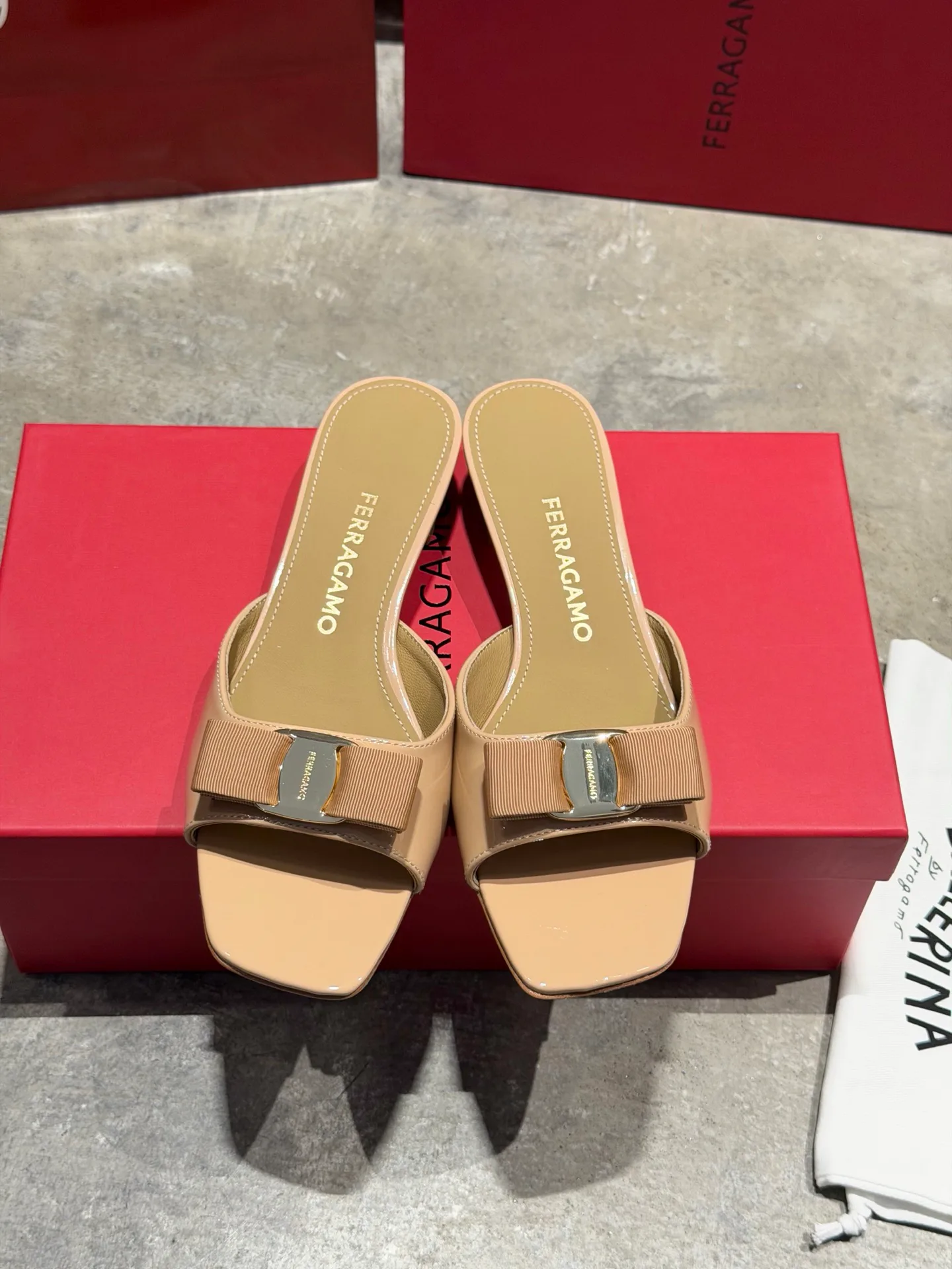 Босоножки Женские Salvatore Ferragamo 17642569