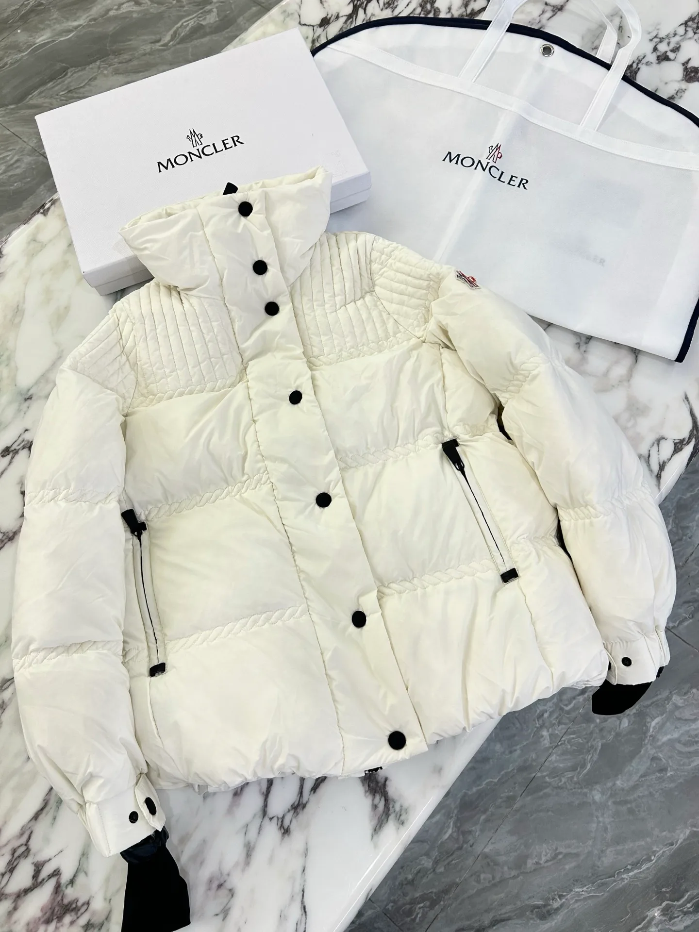 Куртки И Пуховики Мужские Moncler 18231501