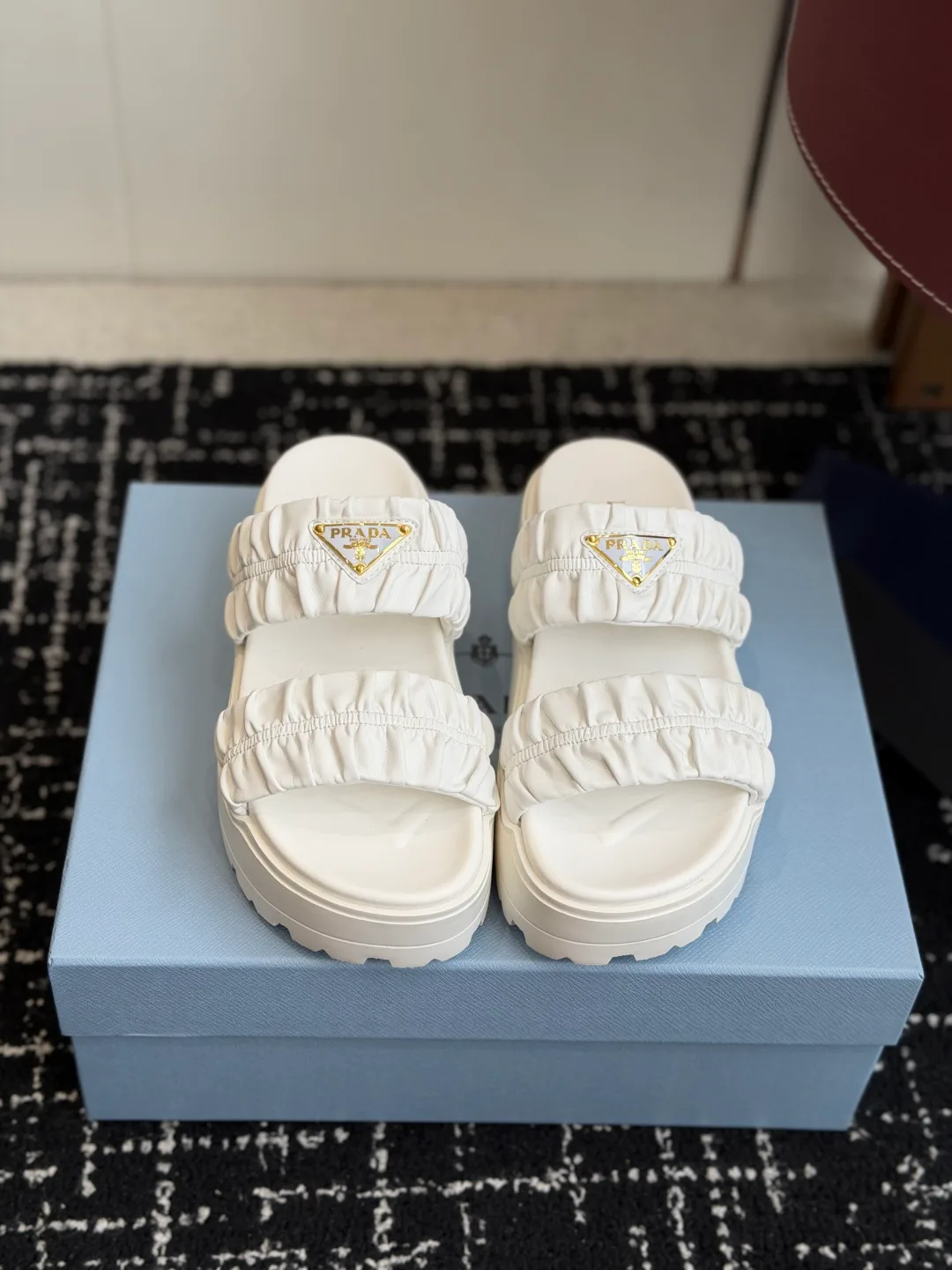 Шлепанцы Женские Prada 13559229