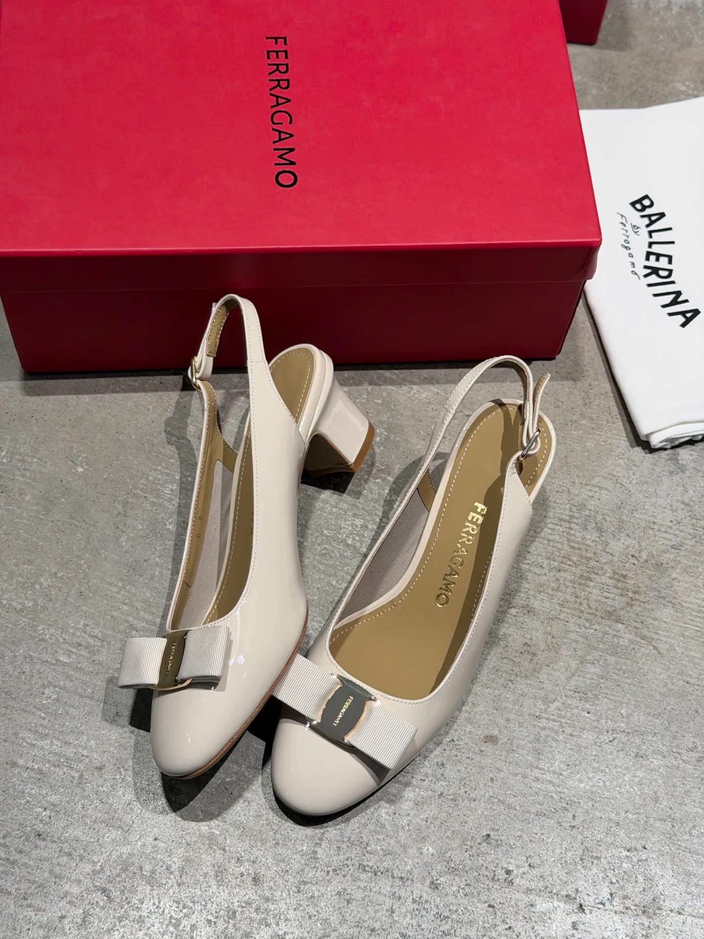 Туфли Женские Salvatore Ferragamo 17642597
