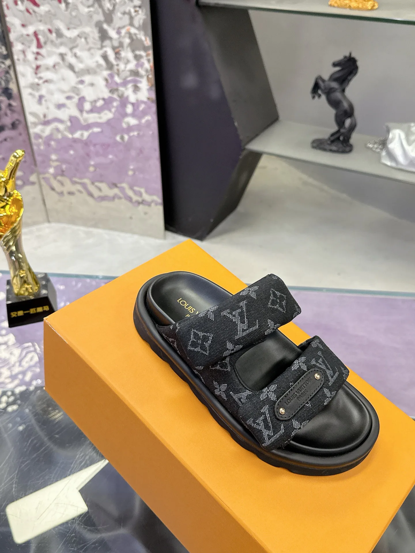 Шлепанцы Женские Louis Vuitton 17530464