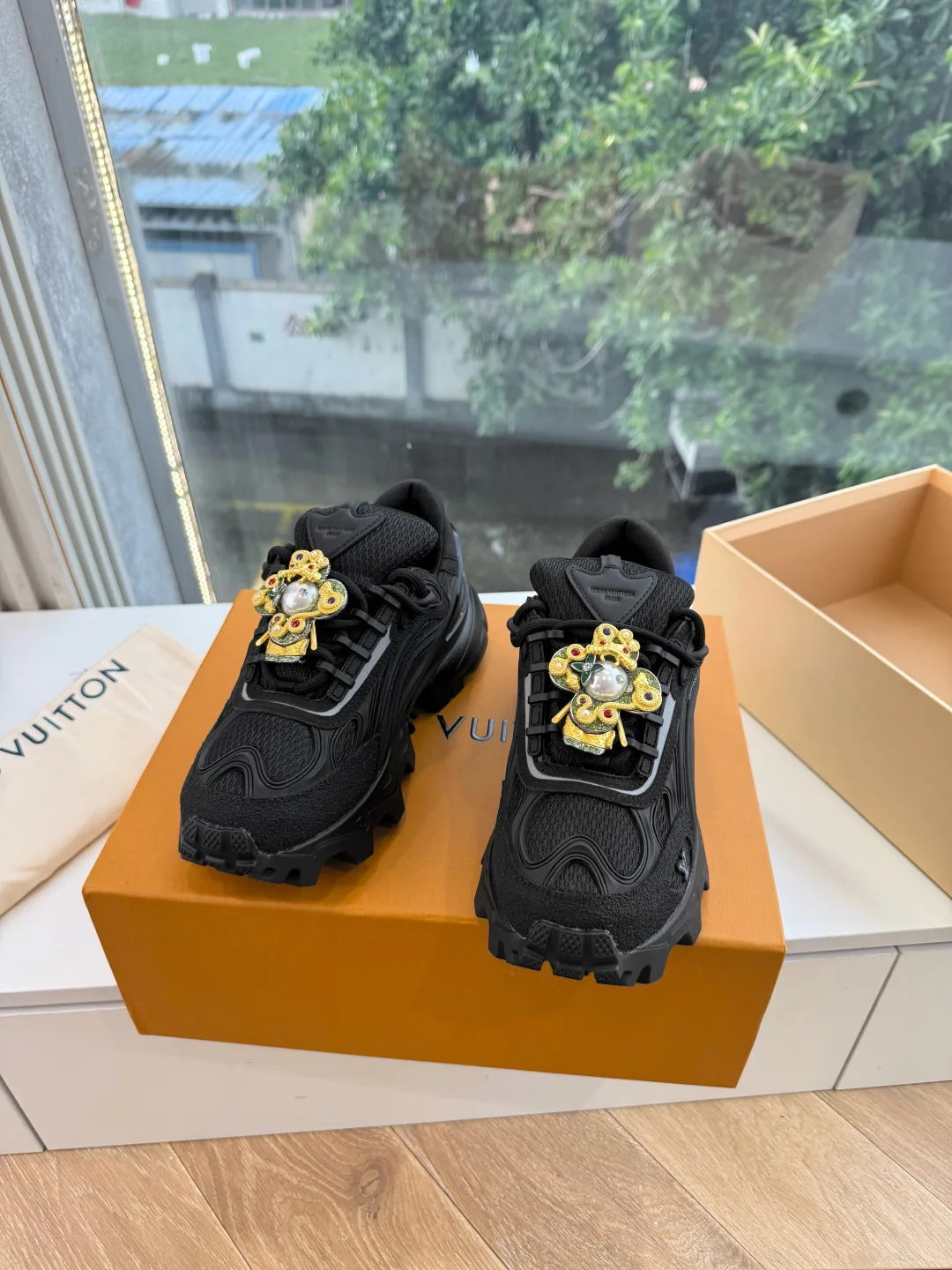 Кроссовки Женские Louis Vuitton 18053490