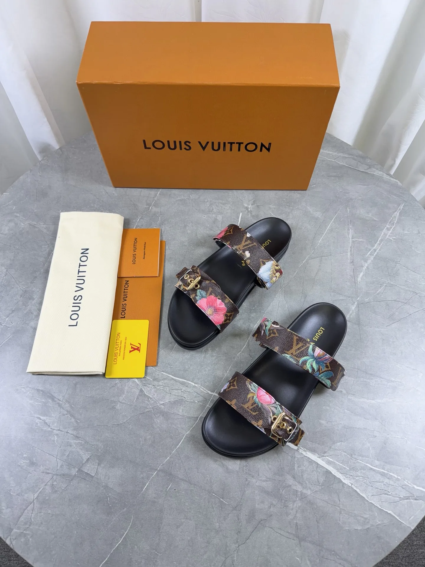 Шлепанцы Женские Louis Vuitton 17968791