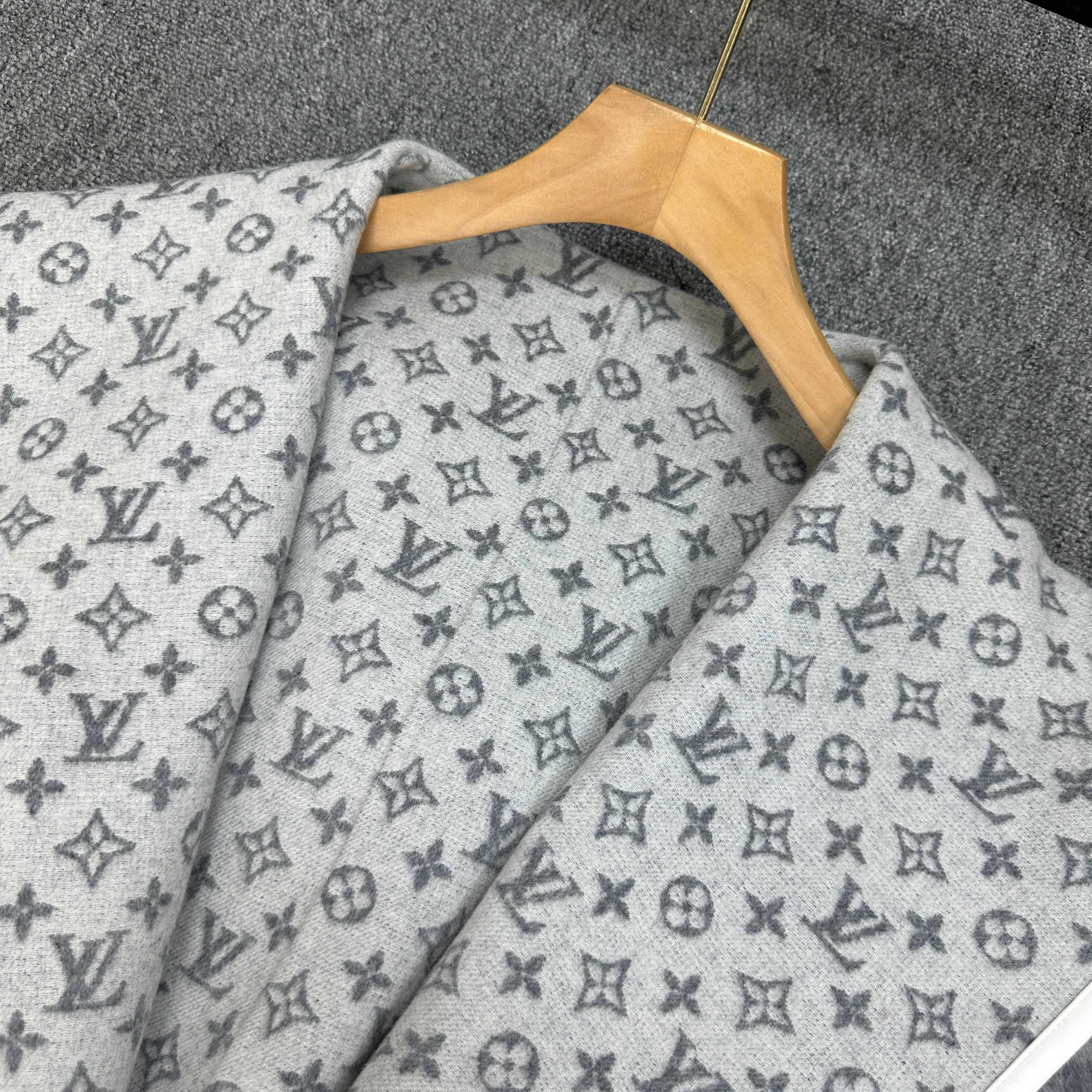 Пальто Женские Louis Vuitton 18742931