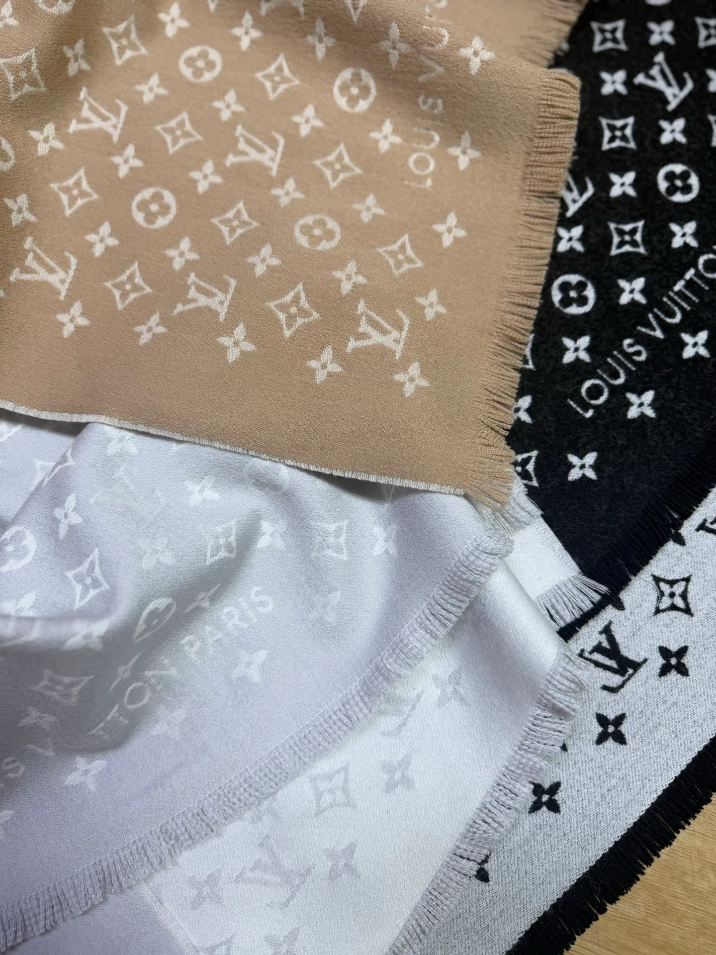 Шарфы Louis Vuitton 18426914