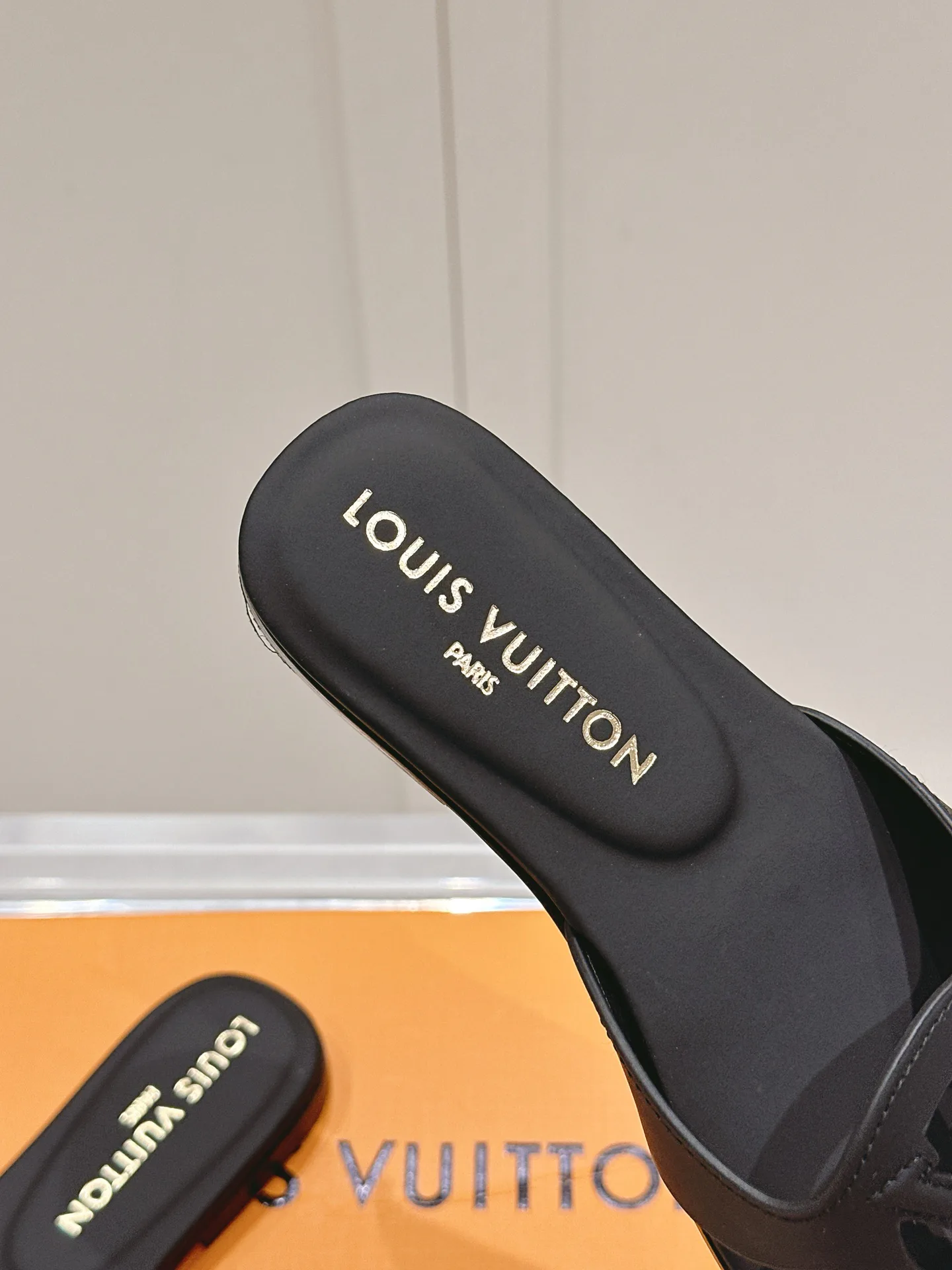 Шлепанцы Женские Louis Vuitton 35762