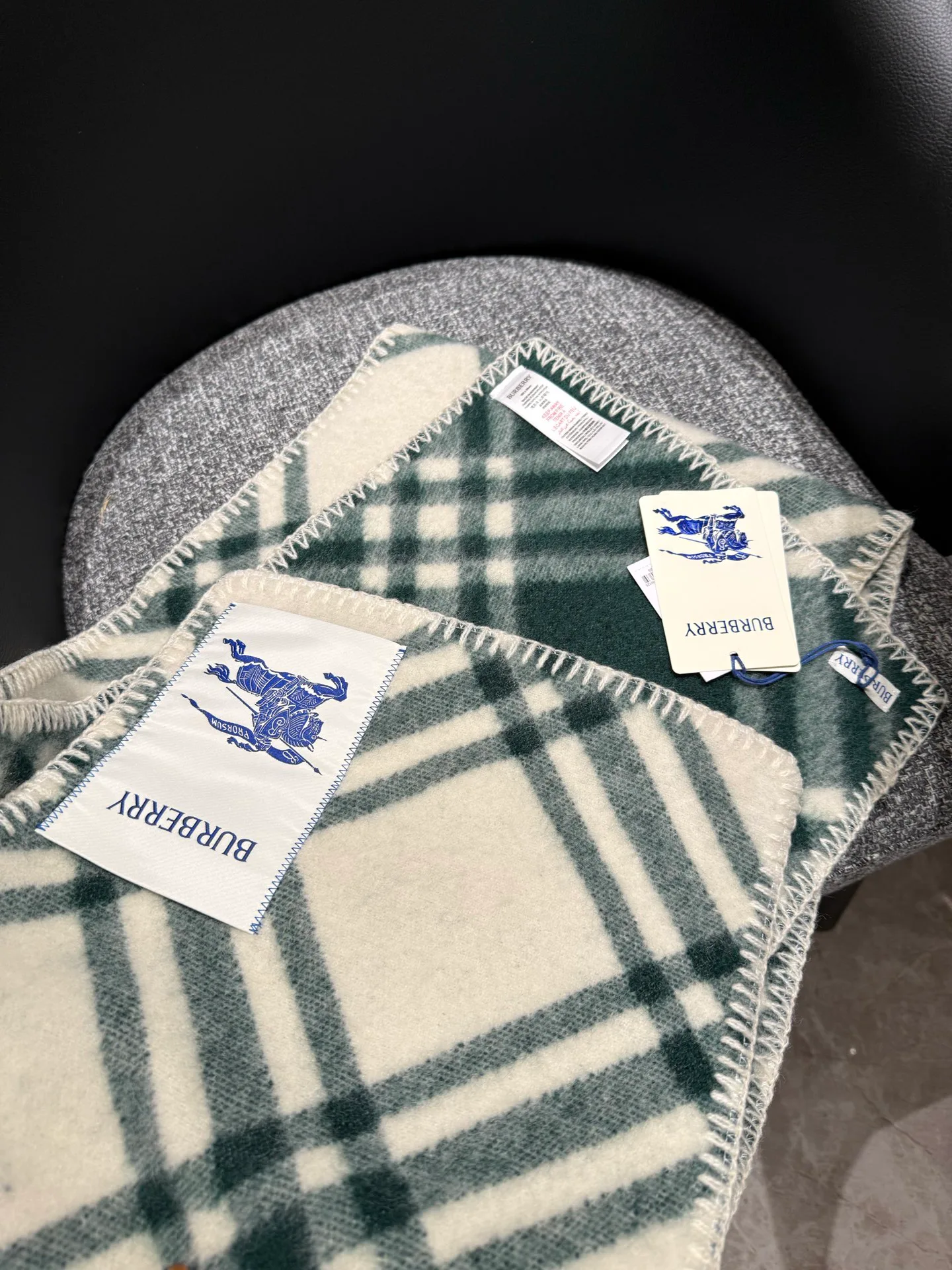 Шарфы Burberry 18626966