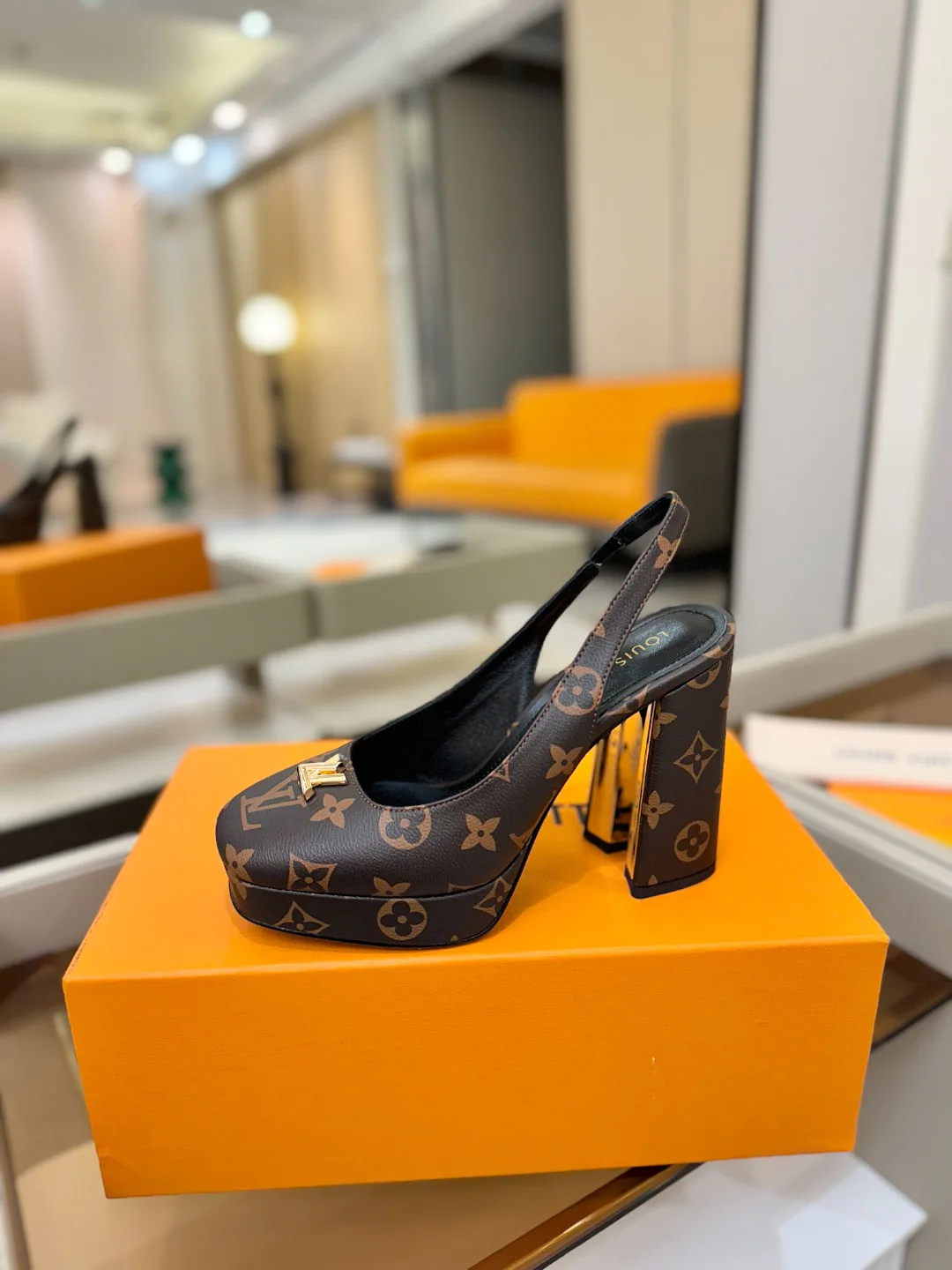 Туфли Женские Louis Vuitton 10910191