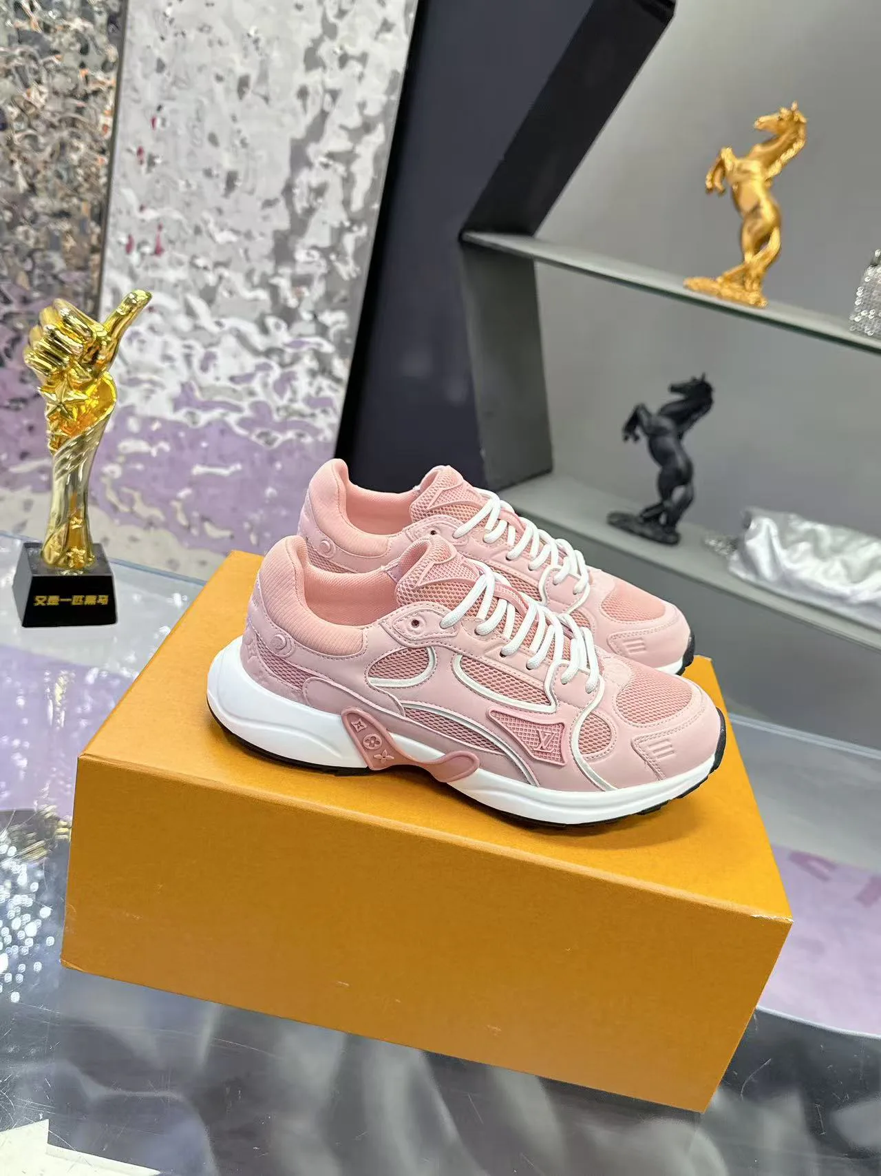 Кроссовки Женские Louis Vuitton 17530425