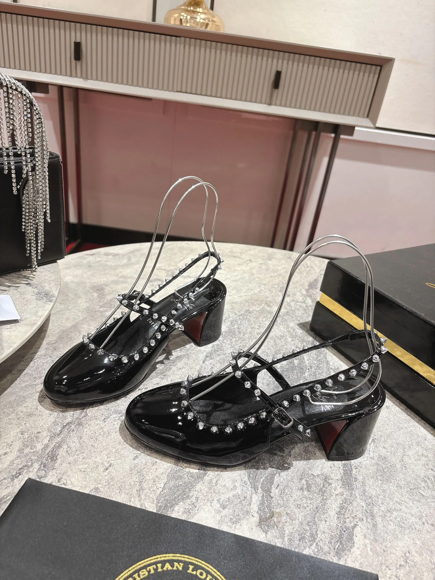 Туфли Женские Christian Louboutin 16831028