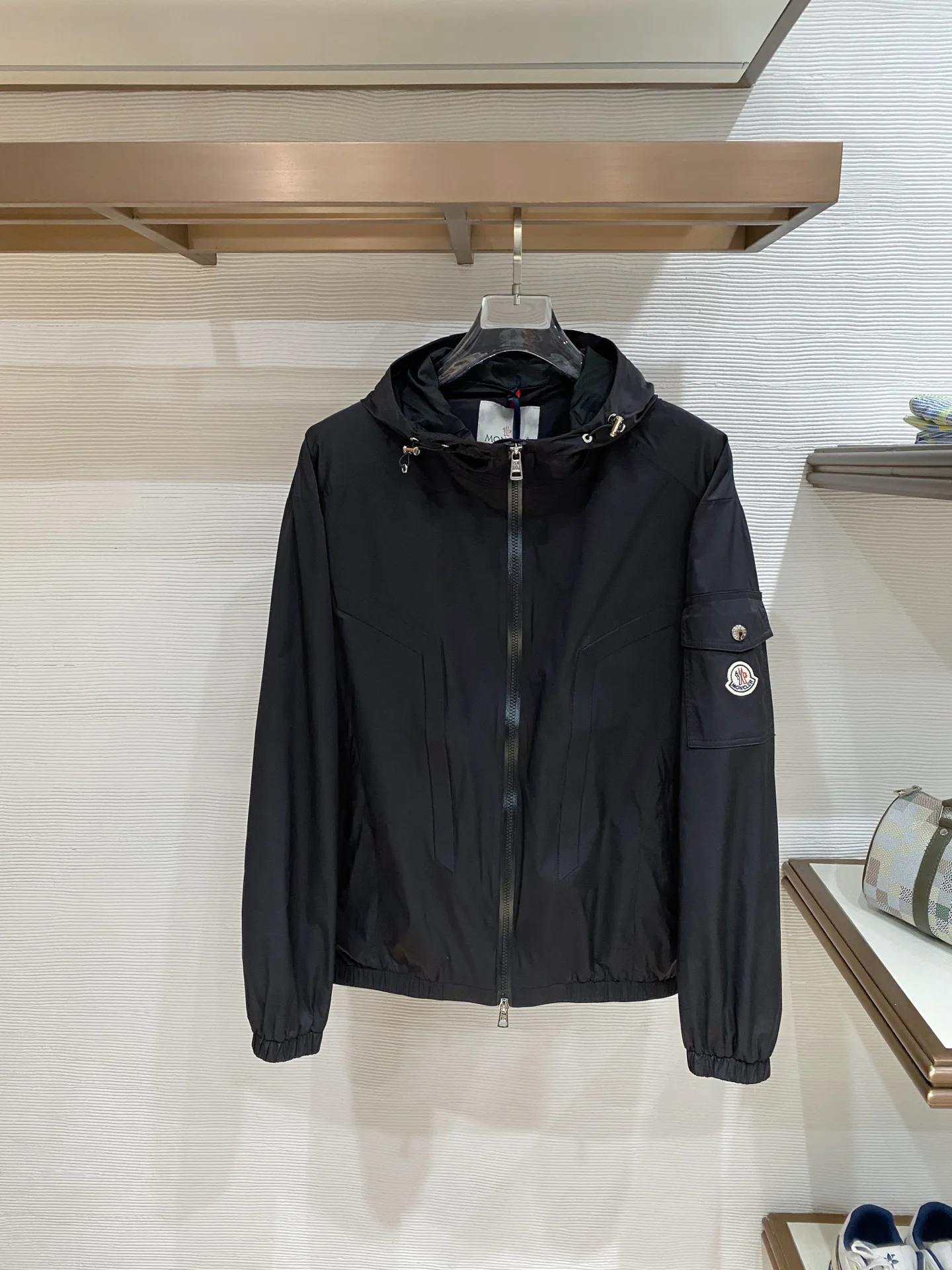Куртки И Пуховики Мужские Moncler 11504100