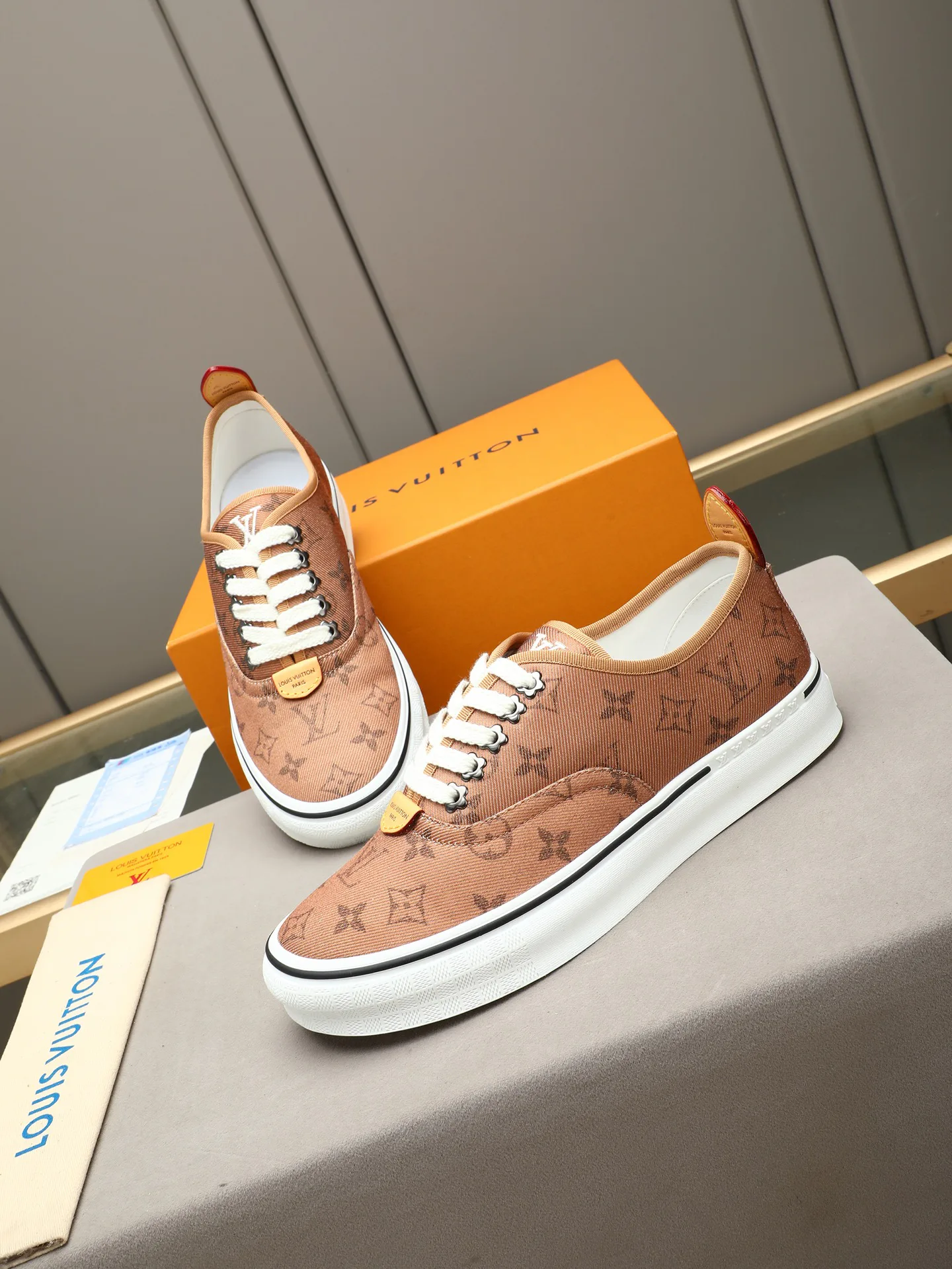 Кроссовки Женские Louis Vuitton 17947260