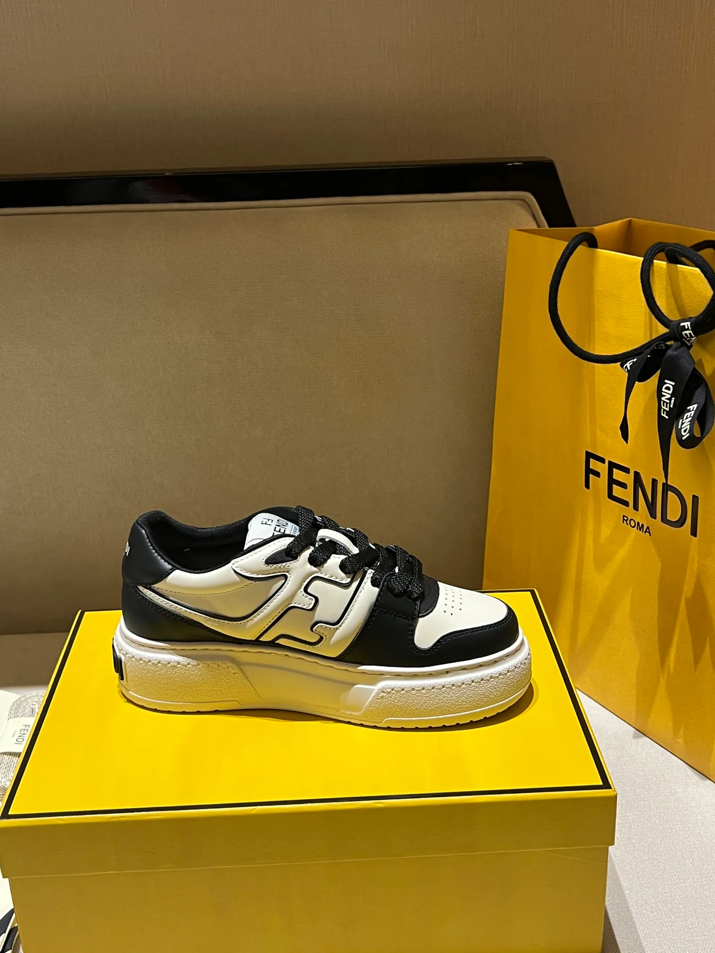 Кроссовки Женские Fendi 11275786