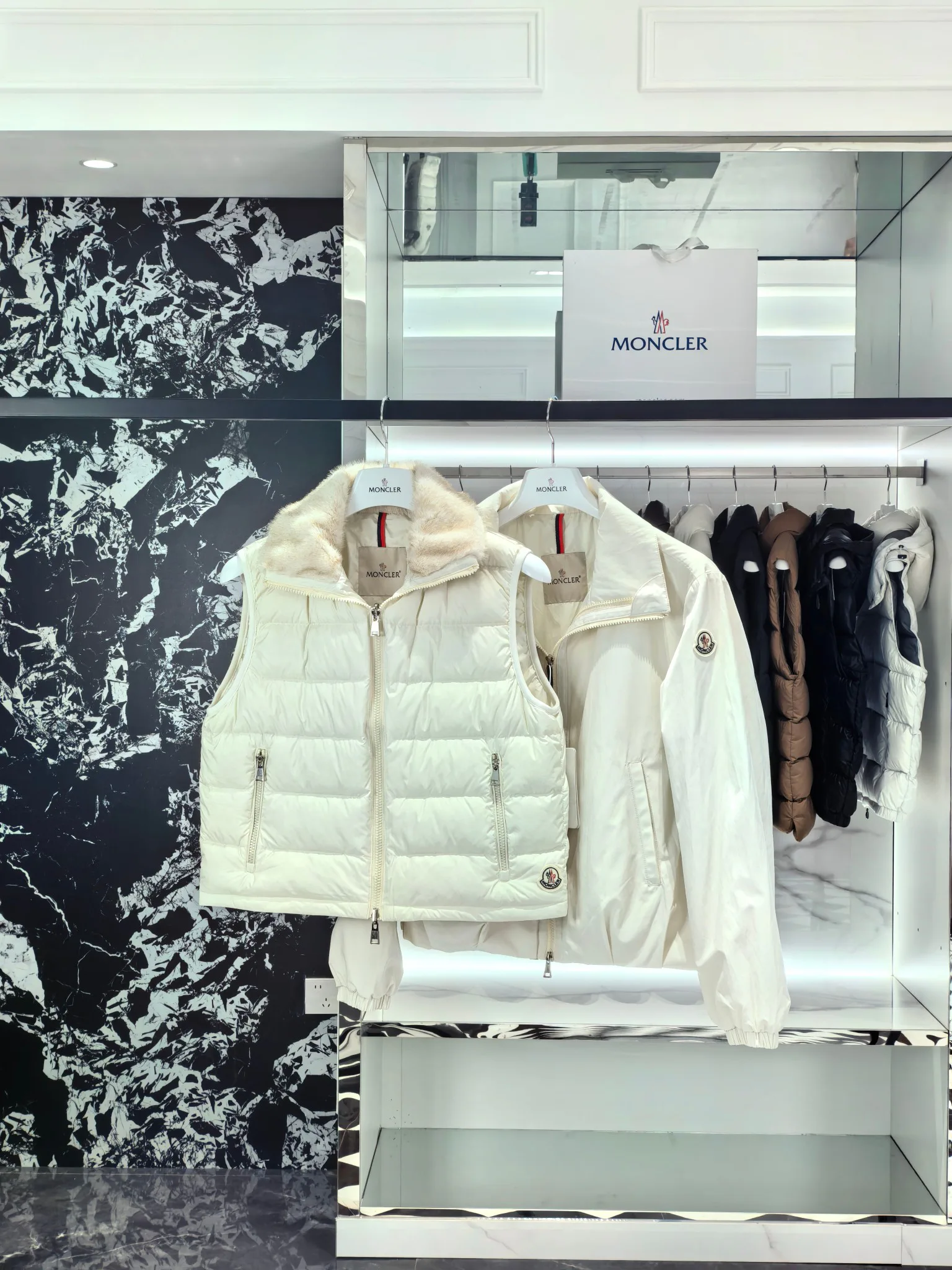 Куртки И Пуховики Женские Moncler 18725325
