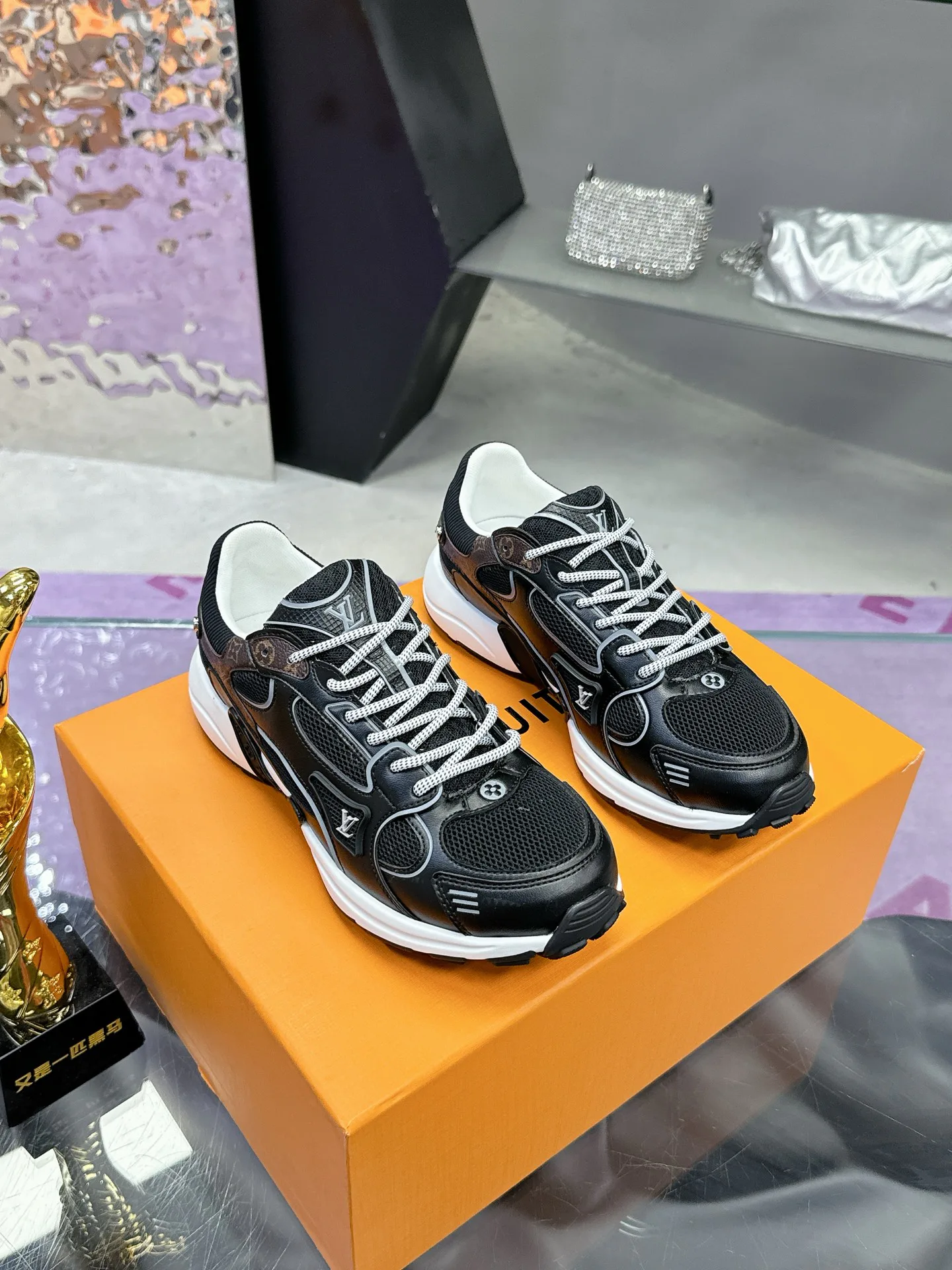 Кроссовки Женские Louis Vuitton 17530429