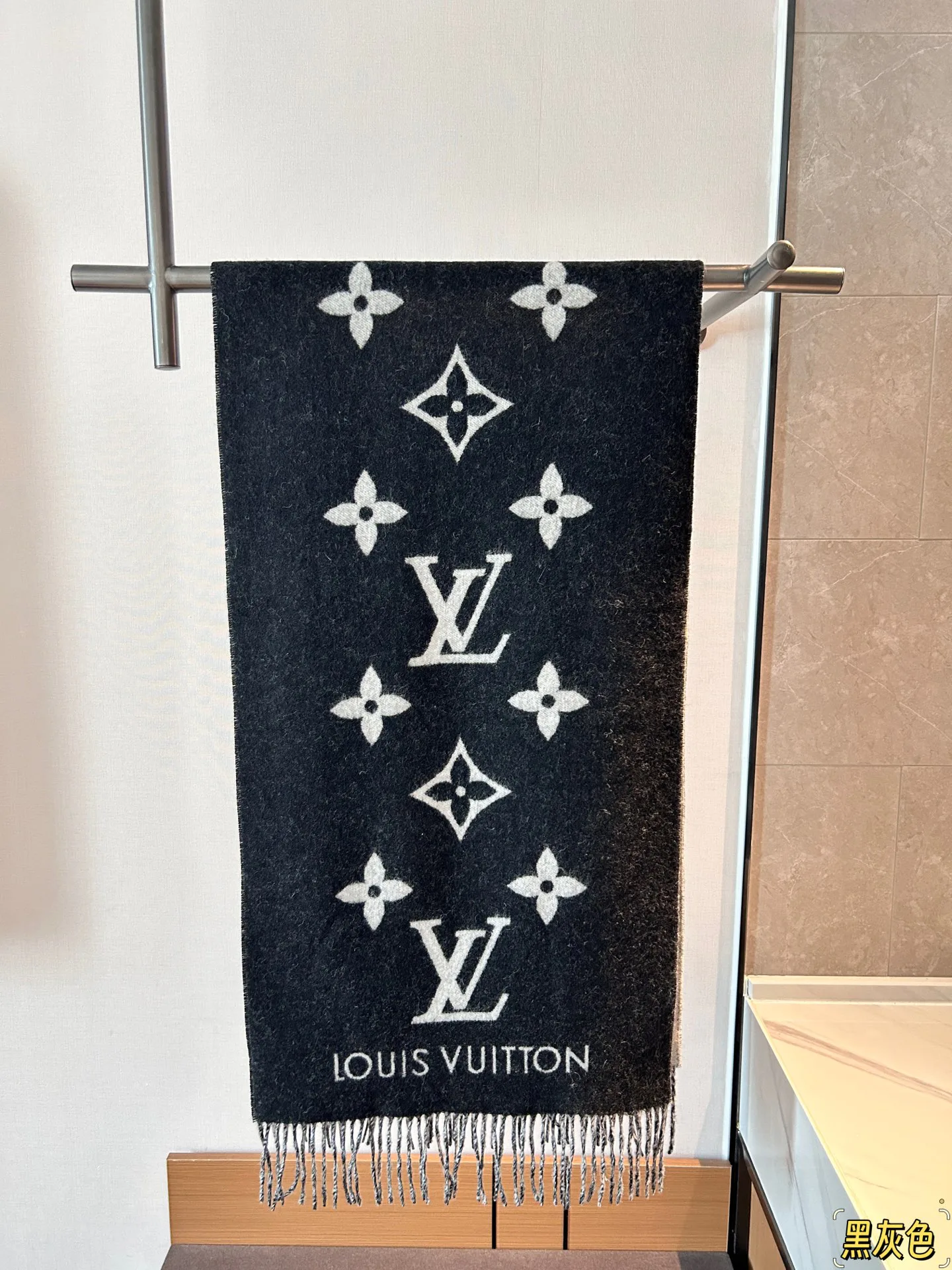 Шарфы Louis Vuitton 18507446