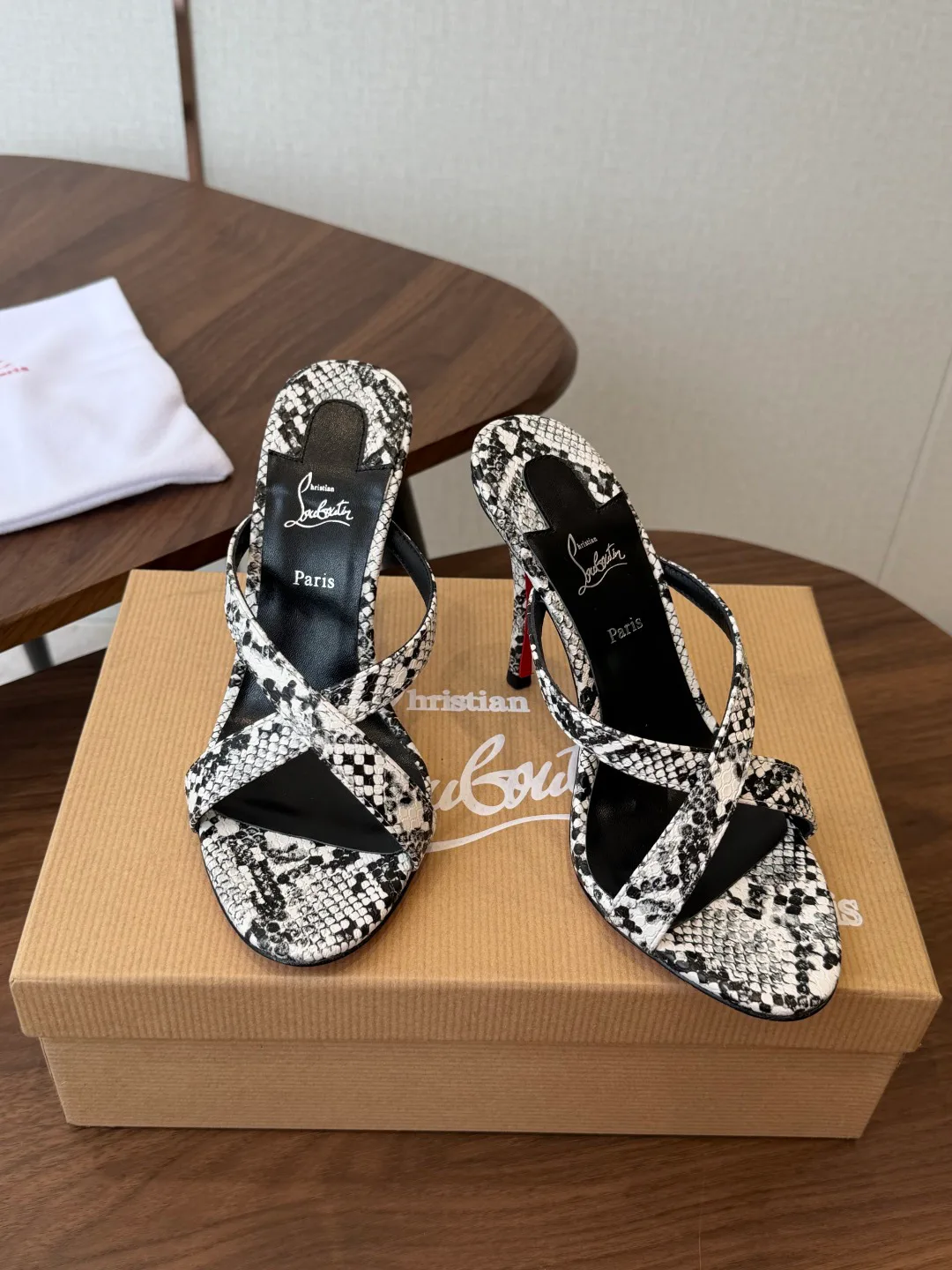 Босоножки Женские Christian Louboutin 18183080
