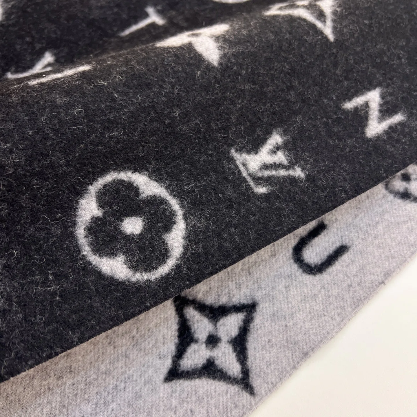 Шарфы Louis Vuitton 640009