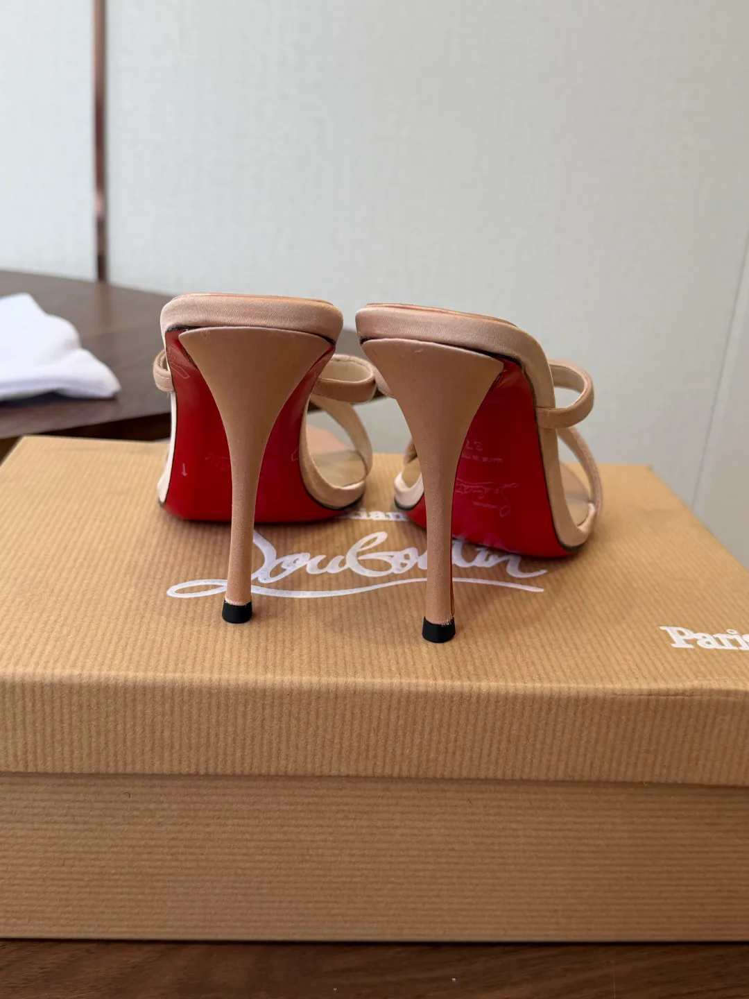Босоножки Женские Christian Louboutin 18183096
