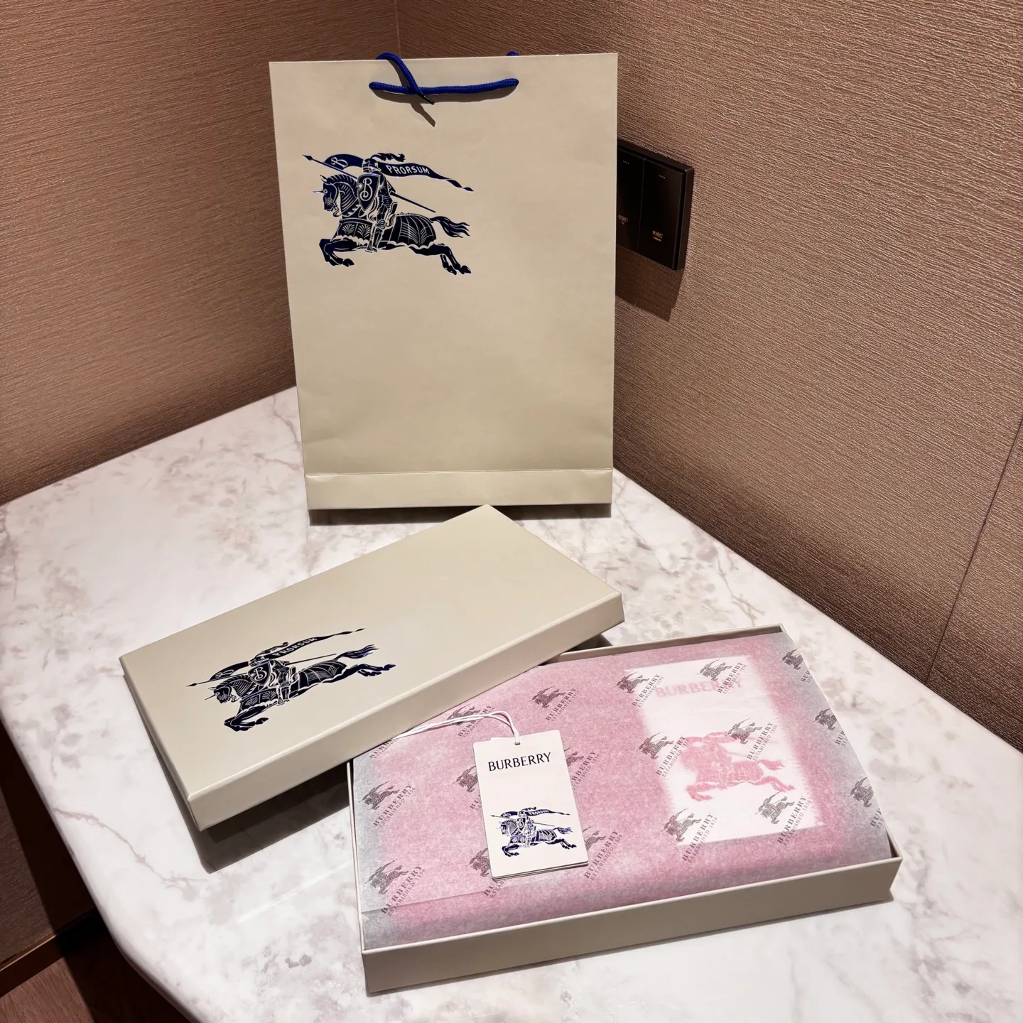 Шарфы Burberry 18507381