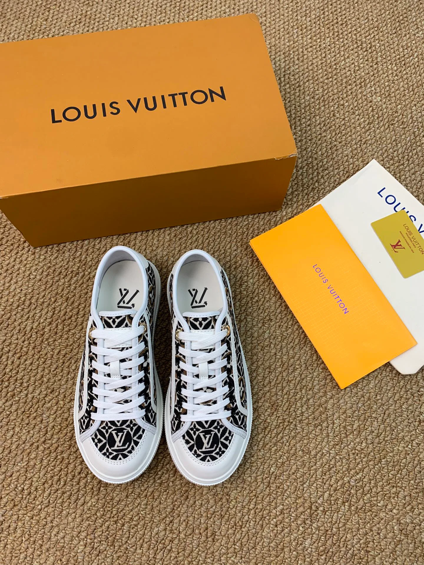 Кроссовки Женские Louis Vuitton 17545201
