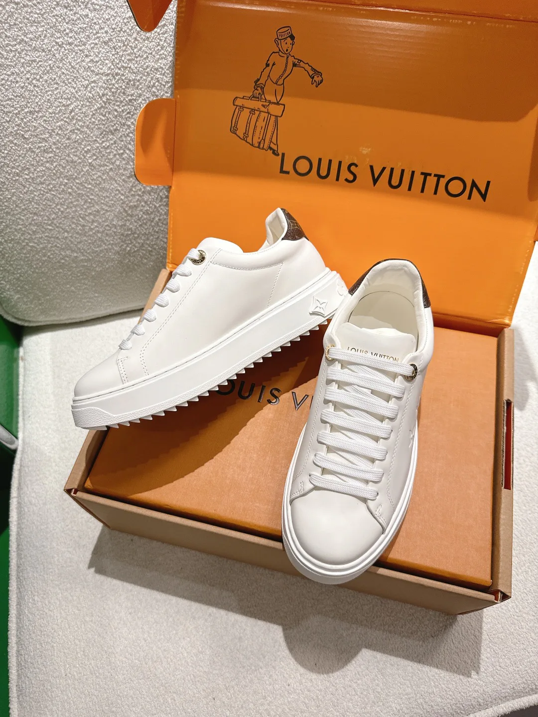 Кроссовки Женские Louis Vuitton 18677713