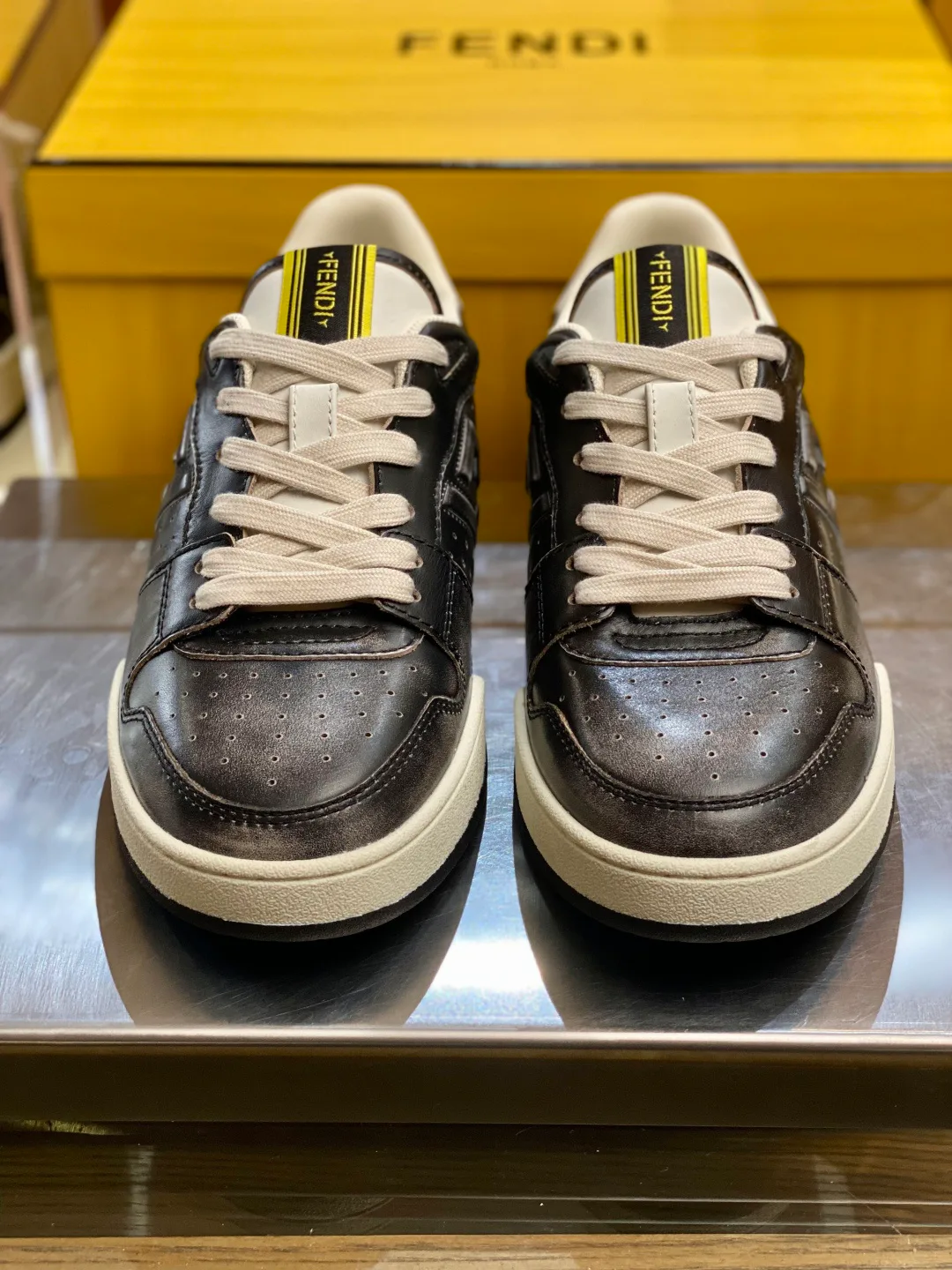Кроссовки Женские Fendi 18119370