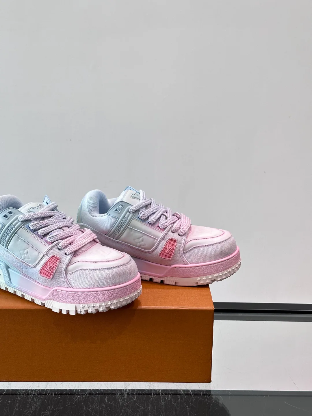 Кроссовки Женские Louis Vuitton 13580306