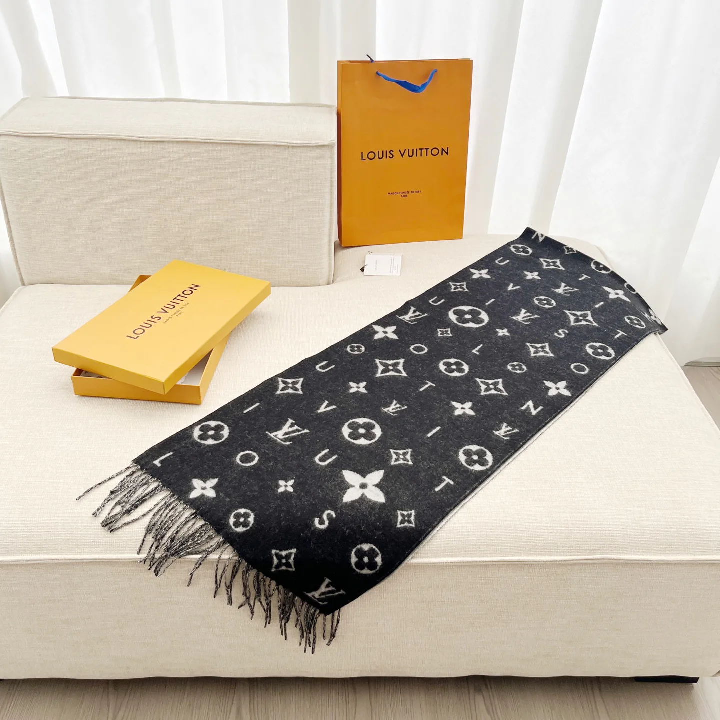 Шарфы Louis Vuitton 18261912