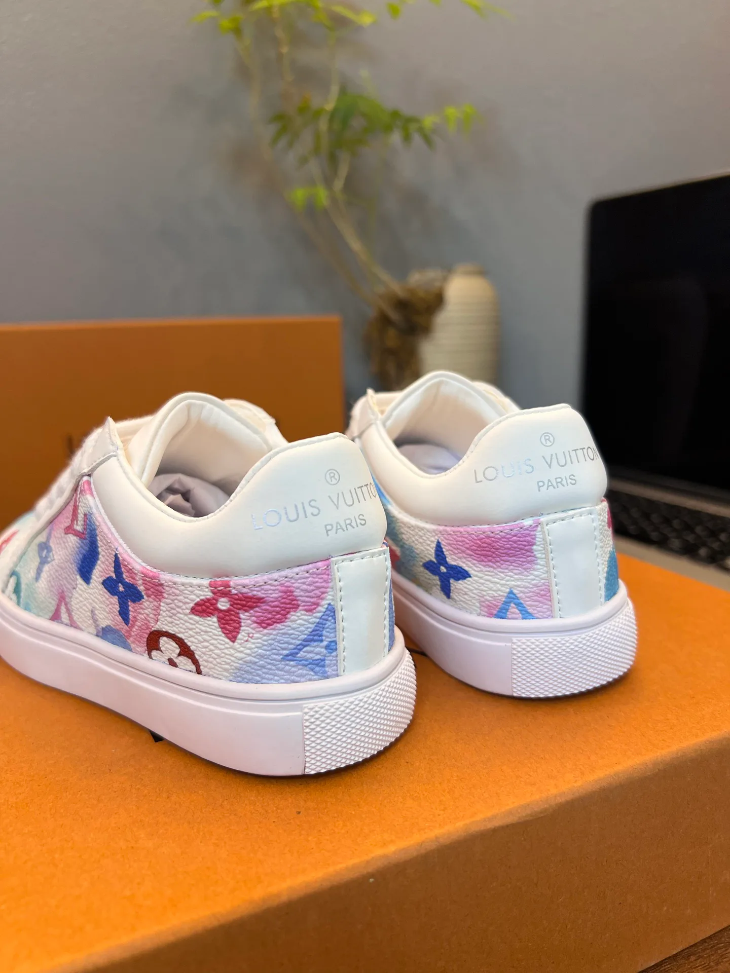 Кроссовки Женские Louis Vuitton 18077544